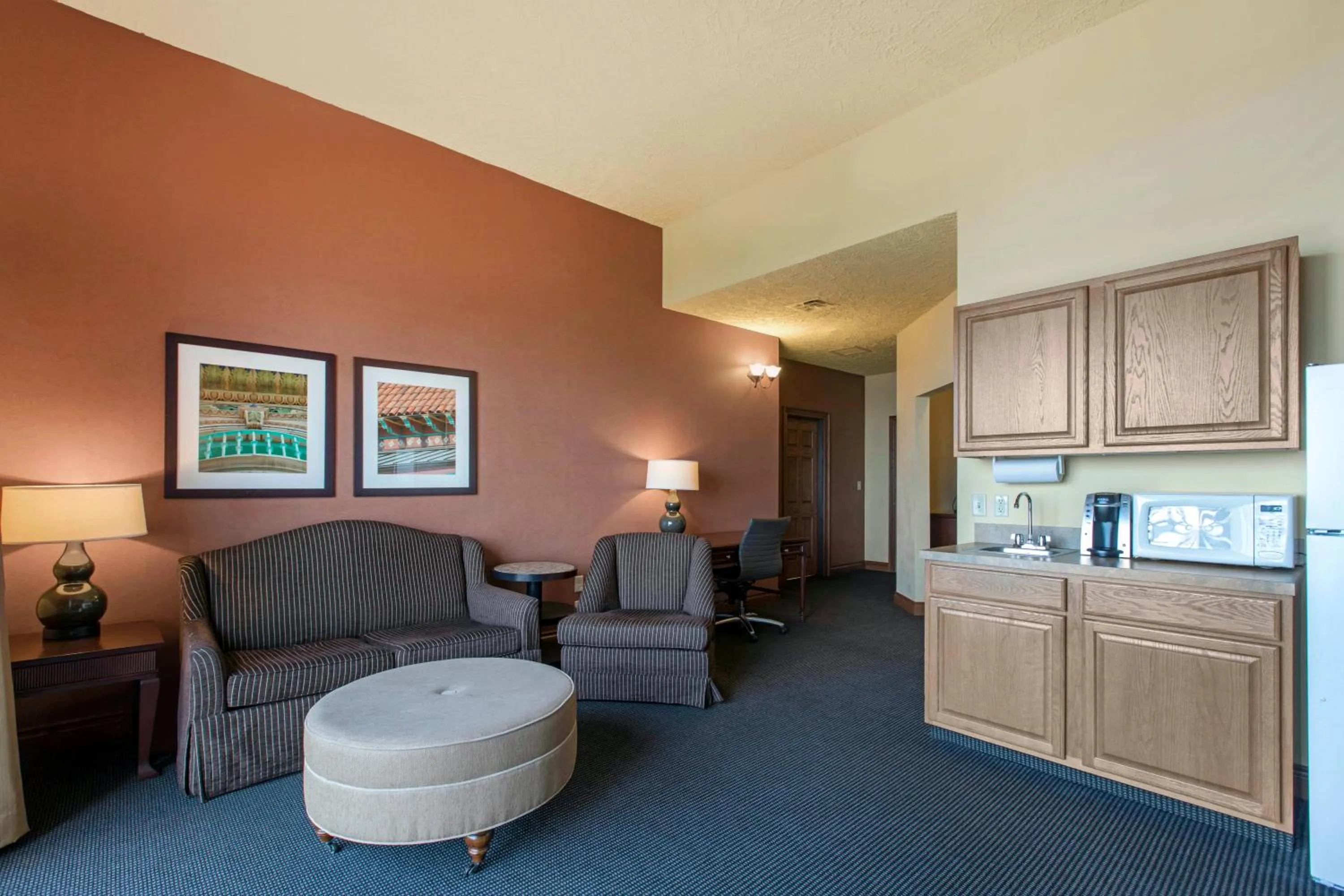 King Suite - Non-Smoking in Shoreline Inn & Conference Center, an Ascend Collection Hotel