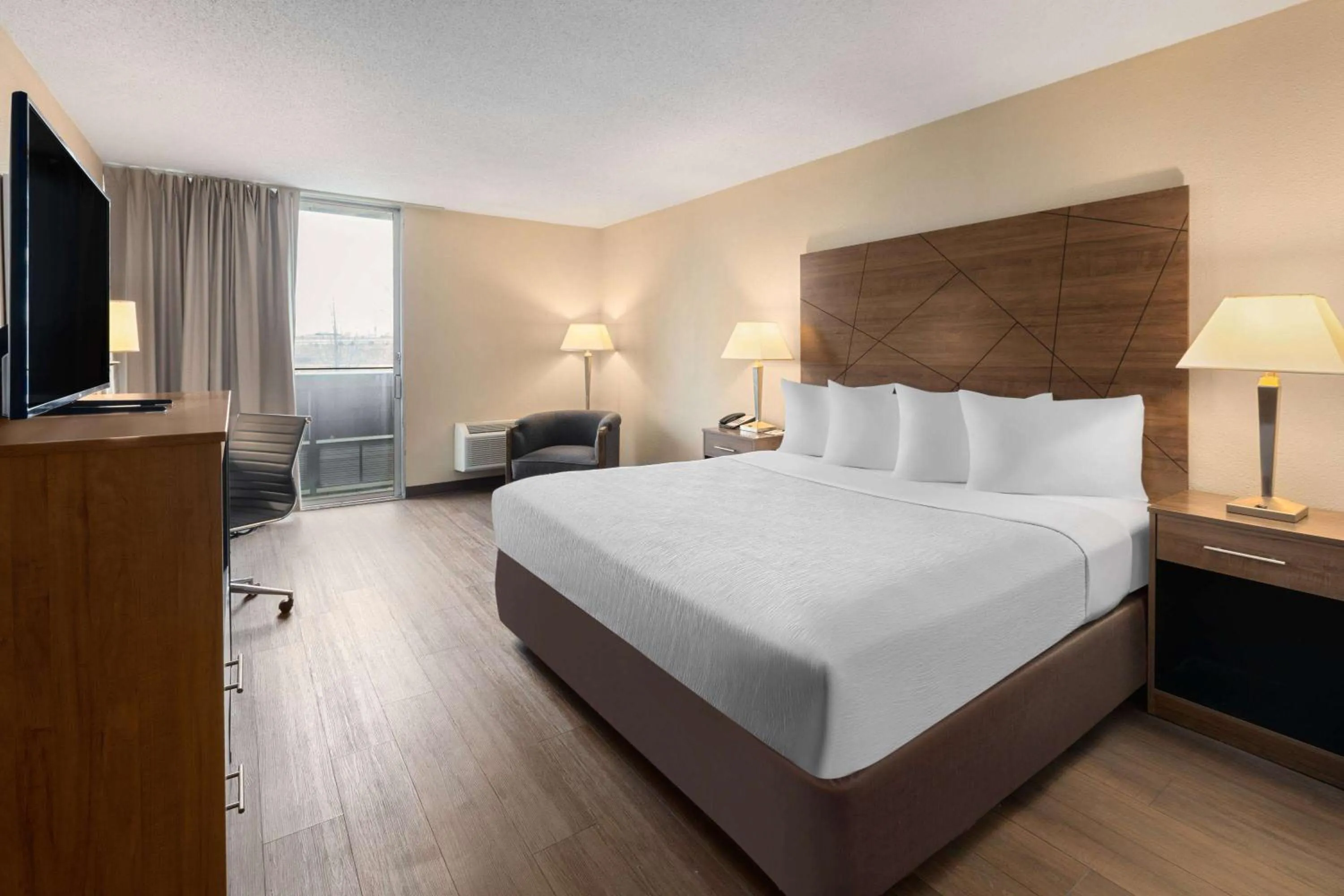 King Room - Non-Smoking in Wingate by Wyndham Troy