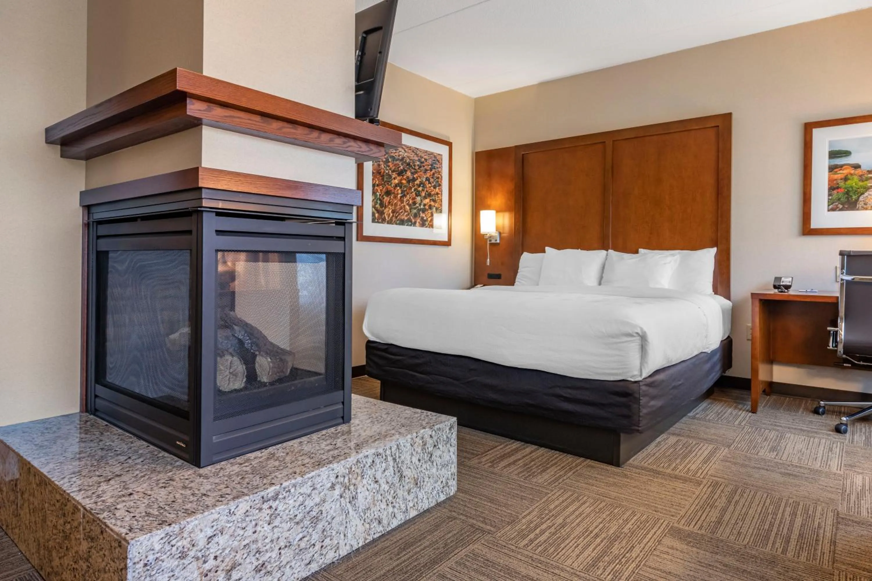 Superior King Suite with Bridge View - Non-Smoking in Lift Bridge Lodge, an Ascend Collection Hotel