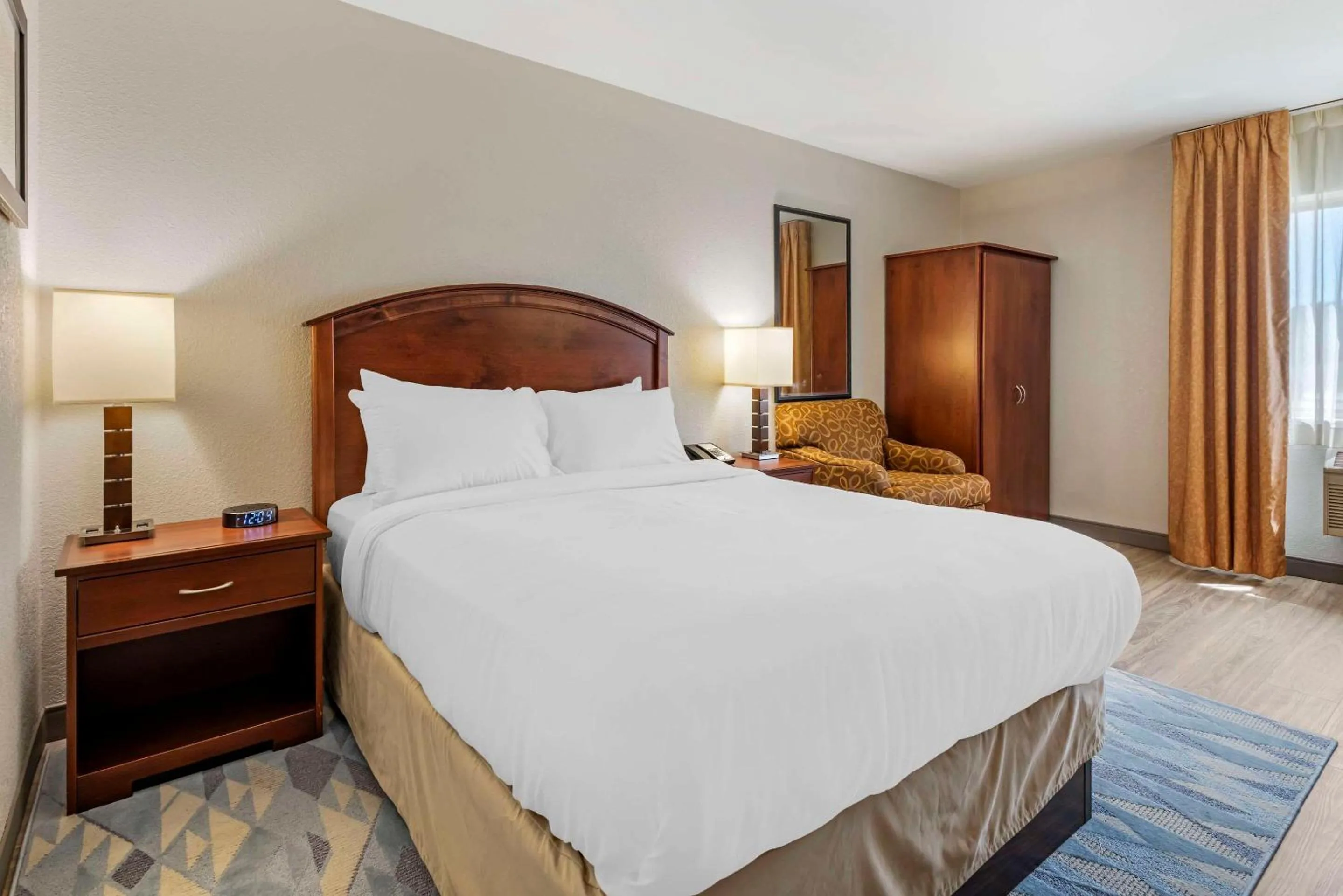 Queen Room - Accessible/Non-Smoking in Comfort Inn Albert Lea at Trails Travel Center