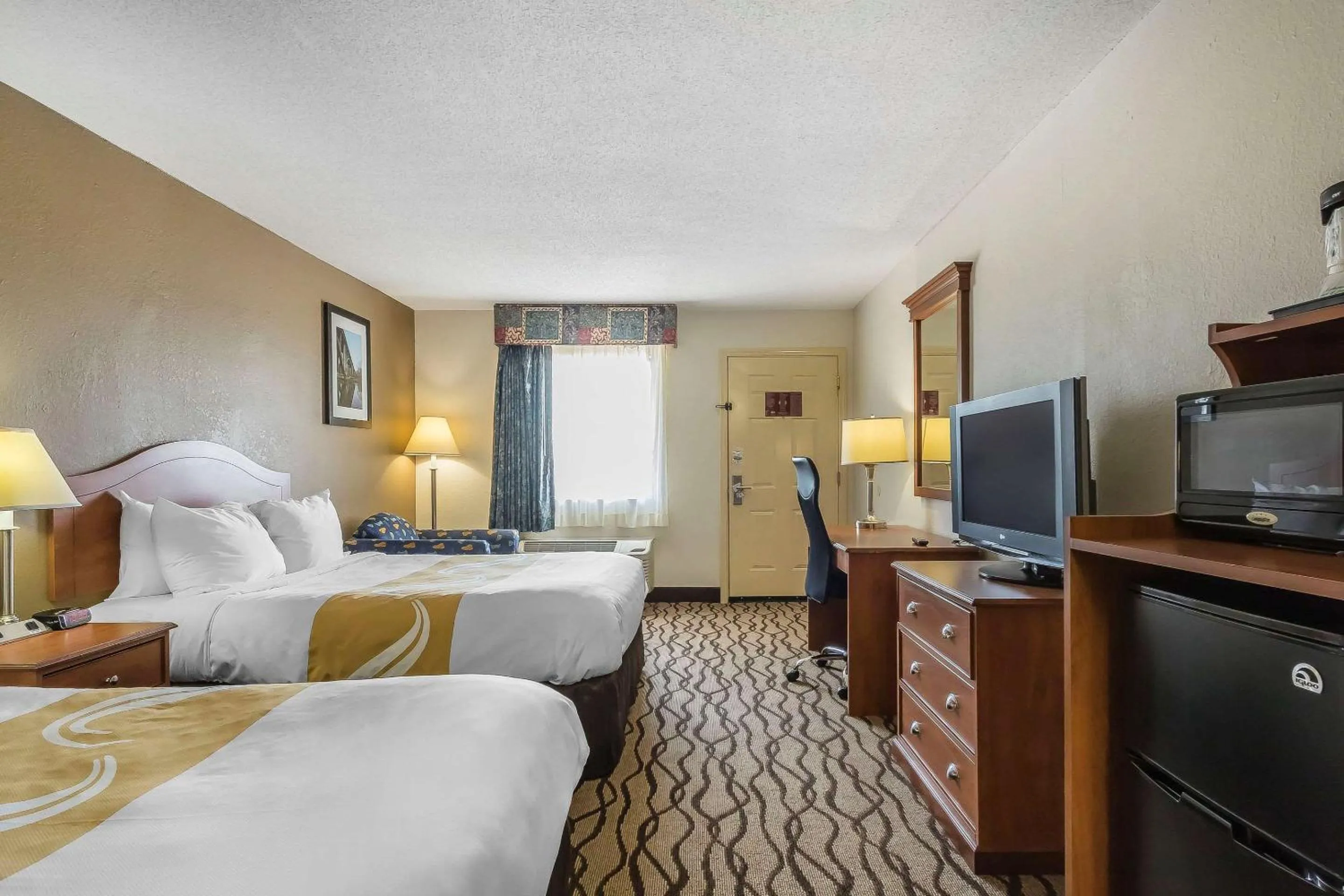 Queen Room with Two Queen Beds - Non-Smoking in Quality Inn Charleston - Sikeston