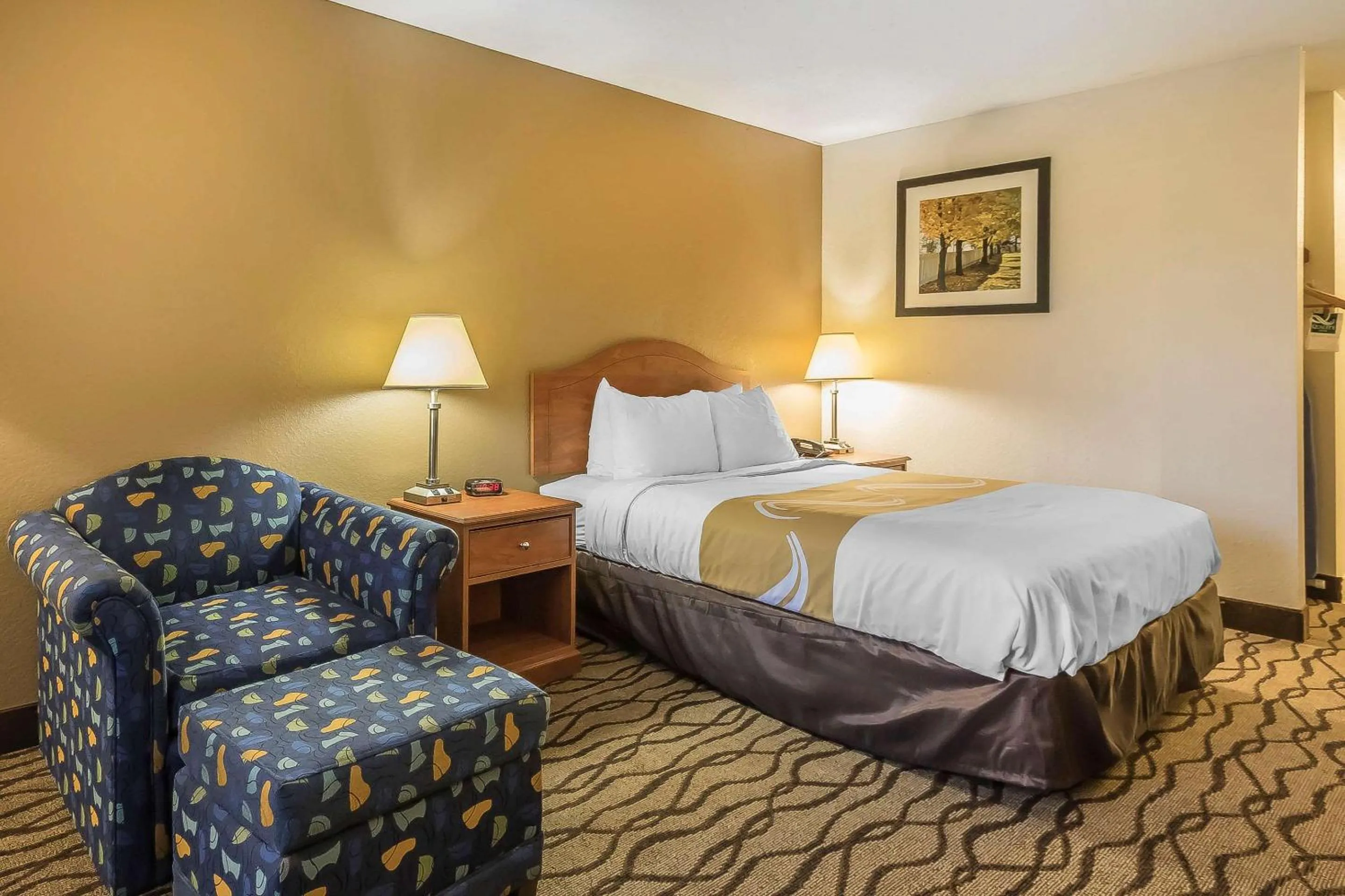 Queen Room - Accessible/Smoking in Quality Inn Charleston - Sikeston