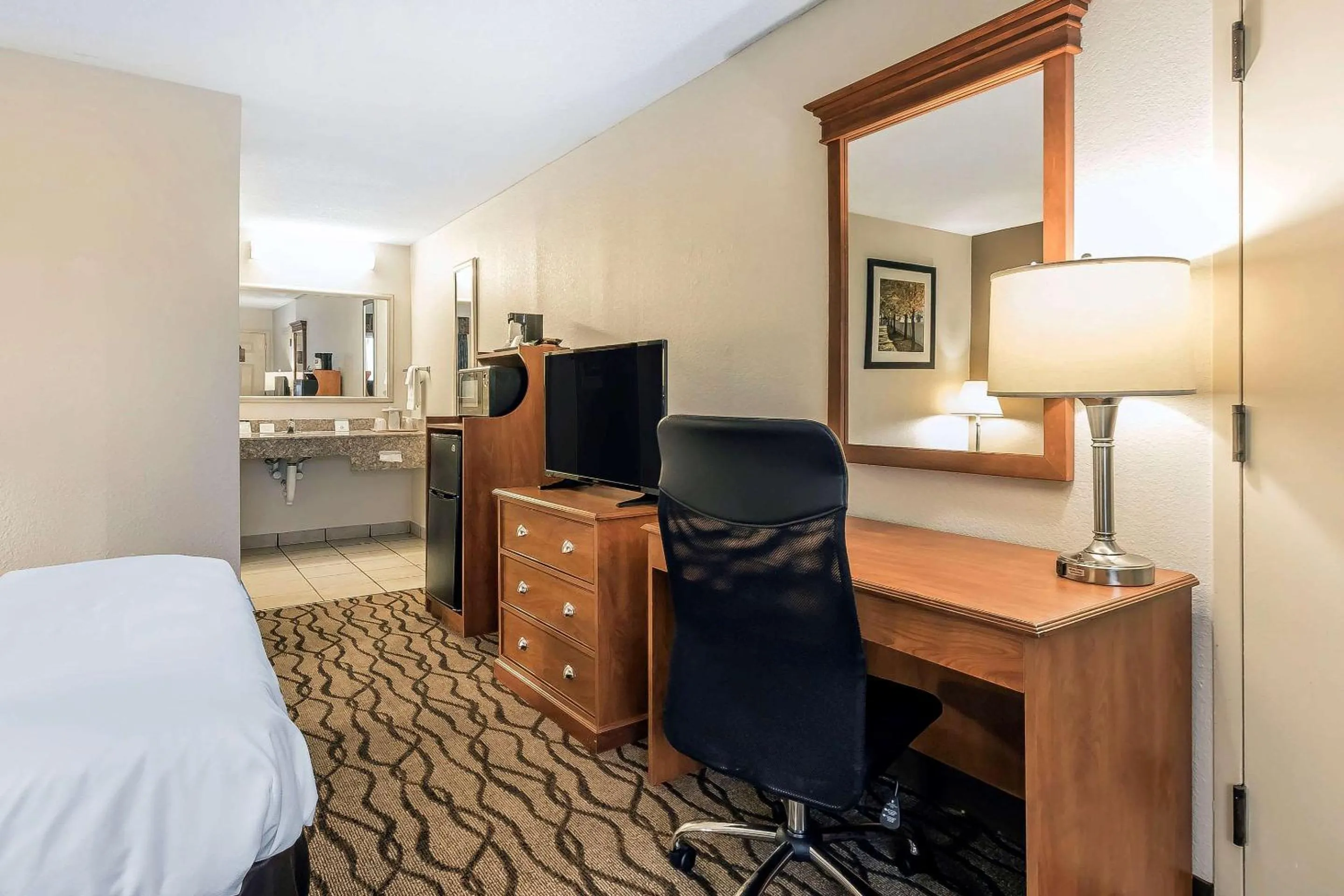 Queen Room - Accessible/Non-Smoking in Quality Inn Charleston - Sikeston