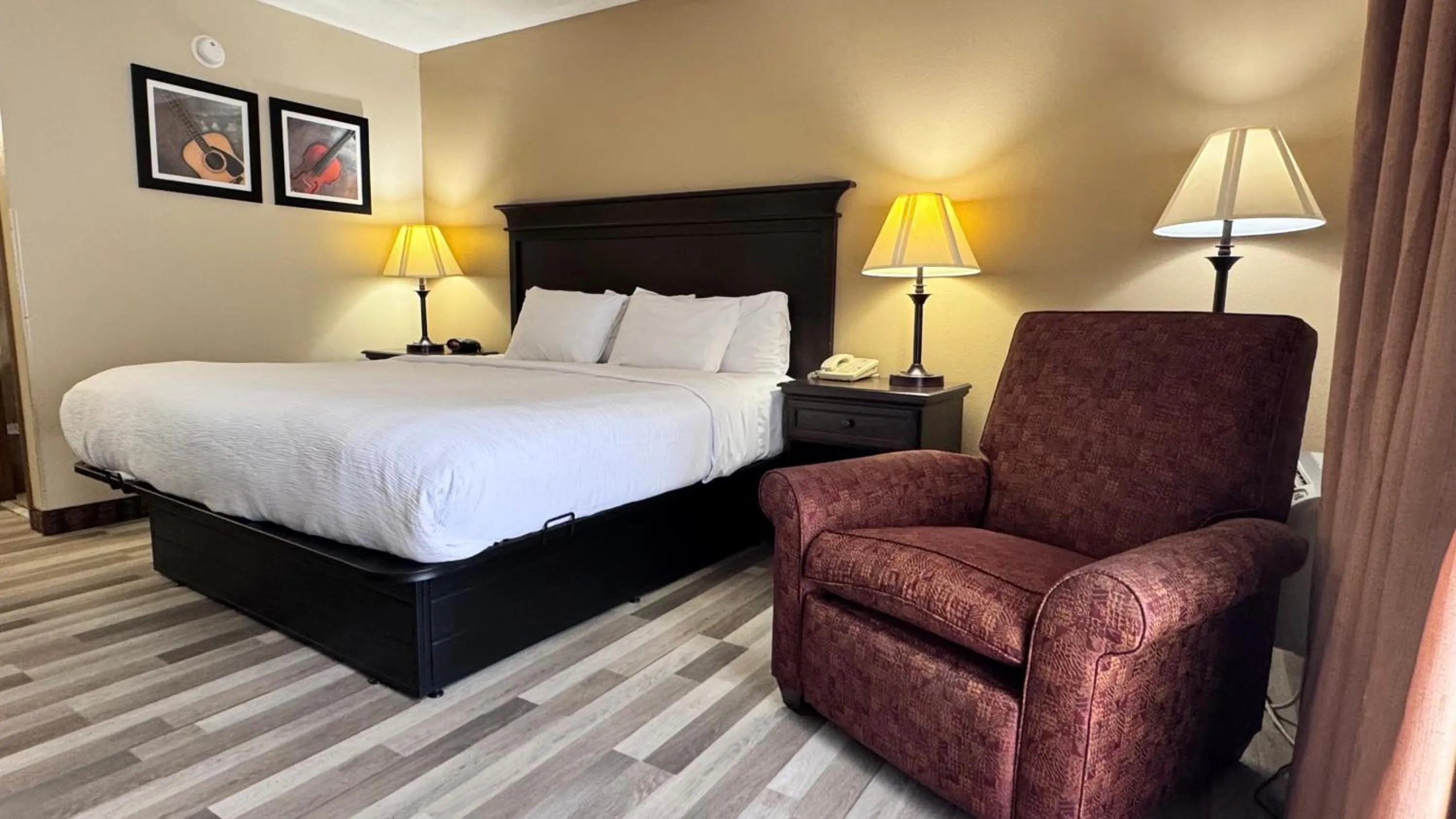 King Room with Roll-In Shower - Accessible/Non-Smoking in Quality Inn West