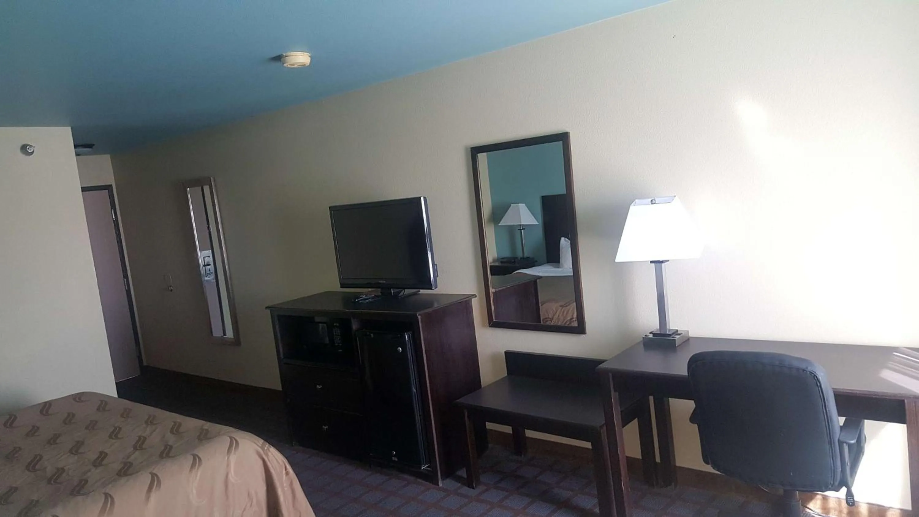 King Room with Roll-In Shower - Disability Access in SureStay Plus Hotel by Best Western Blue Springs