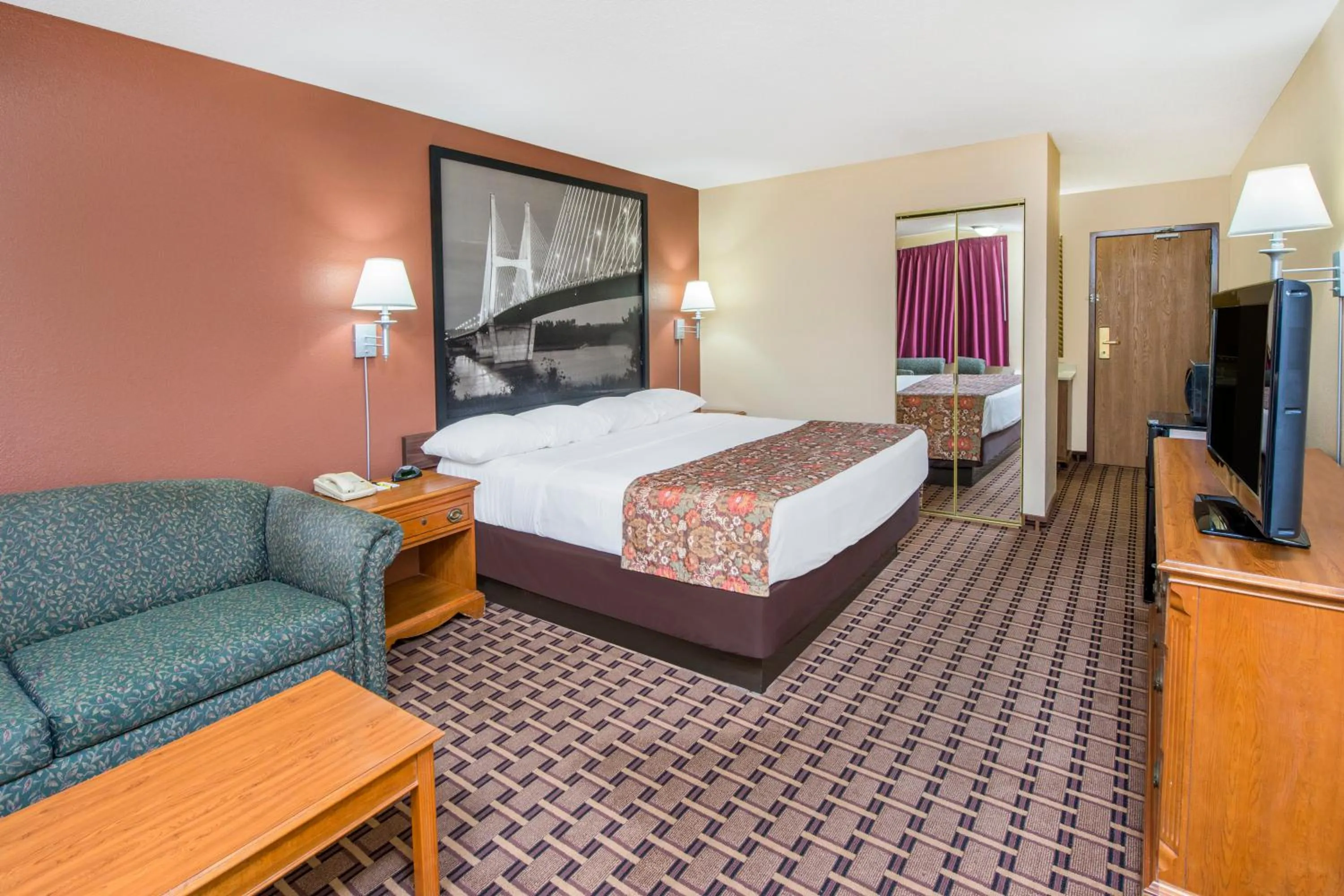 1 King Bed, Studio Suite, Smoking. in Super 8 by Wyndham Charleston MO