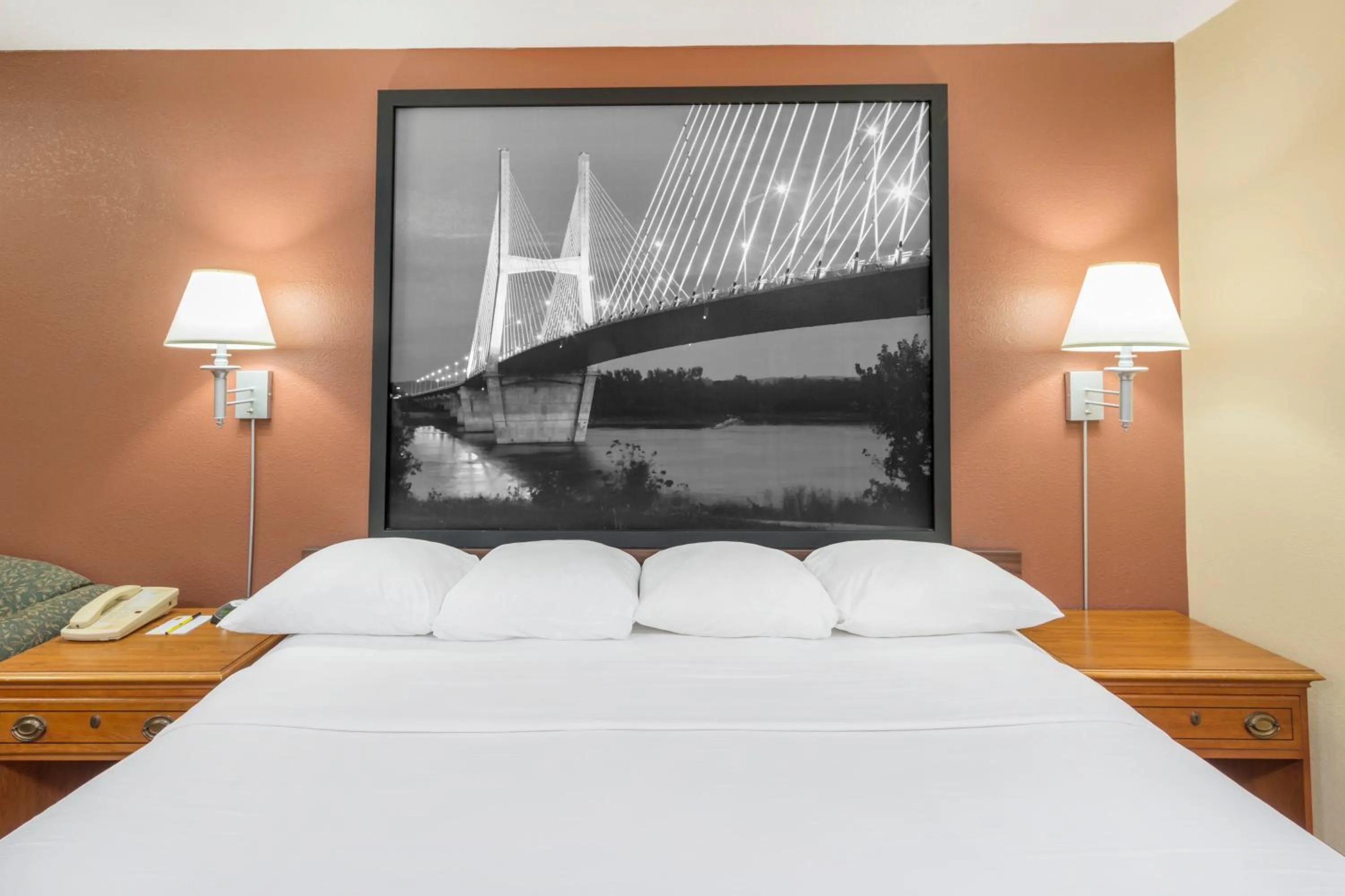 1 King Bed, Mobility Accessible Room, Non-Smoking. in Super 8 by Wyndham Charleston Sikeston East MO