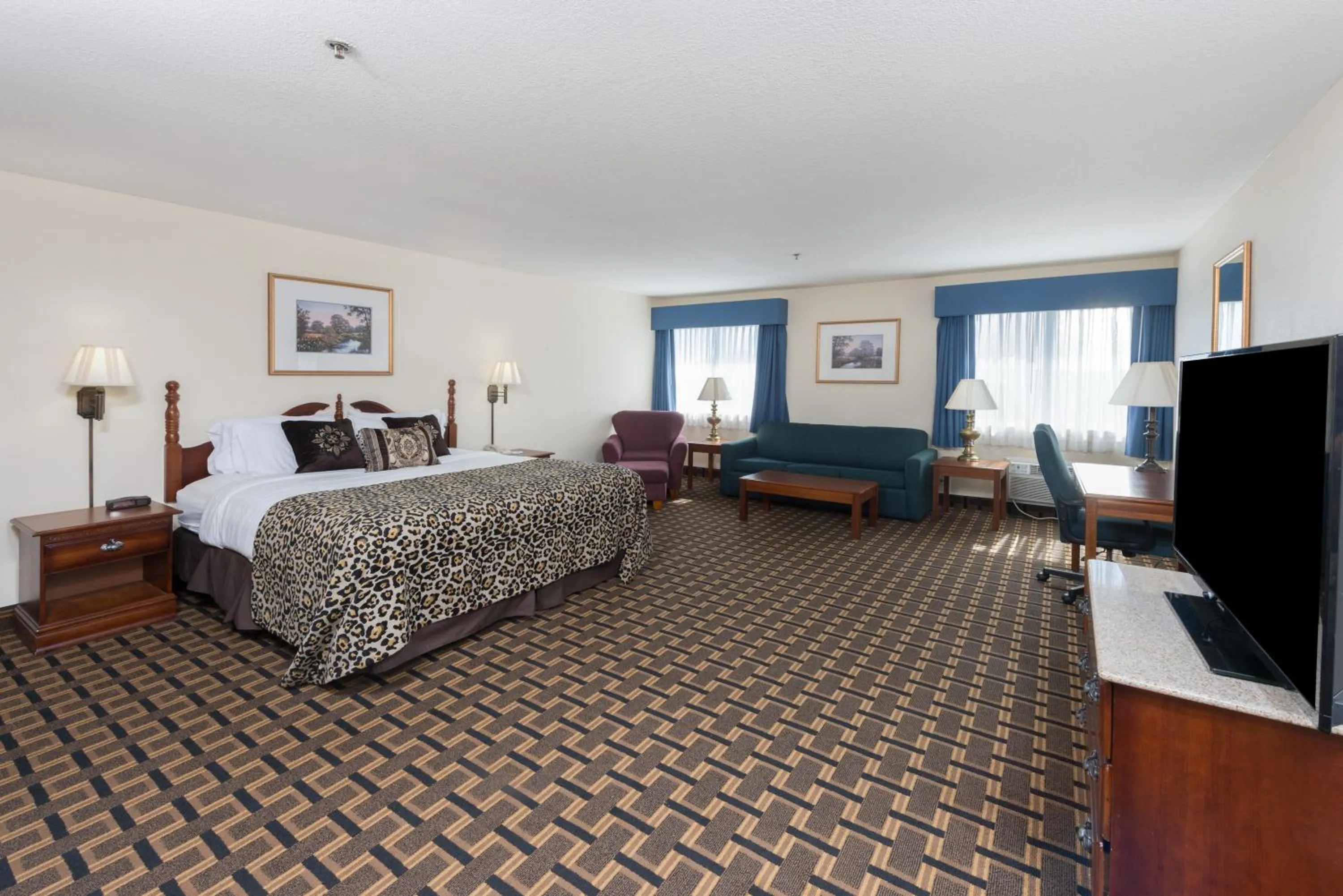 King Studio Suite - Non-Smoking in Baymont by Wyndham Osage Beach