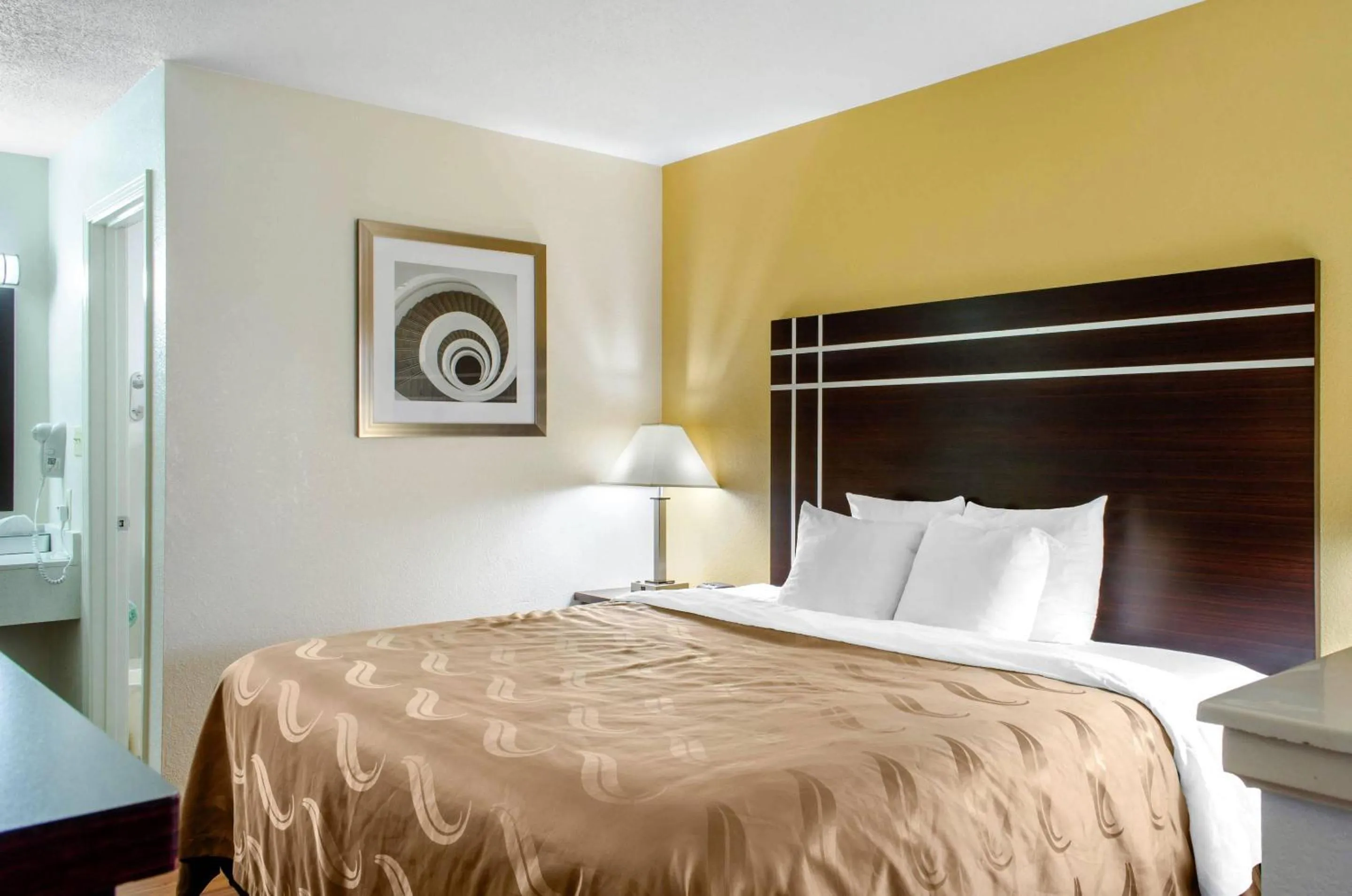 King Suite - Non-Smoking in Quality Inn McComb