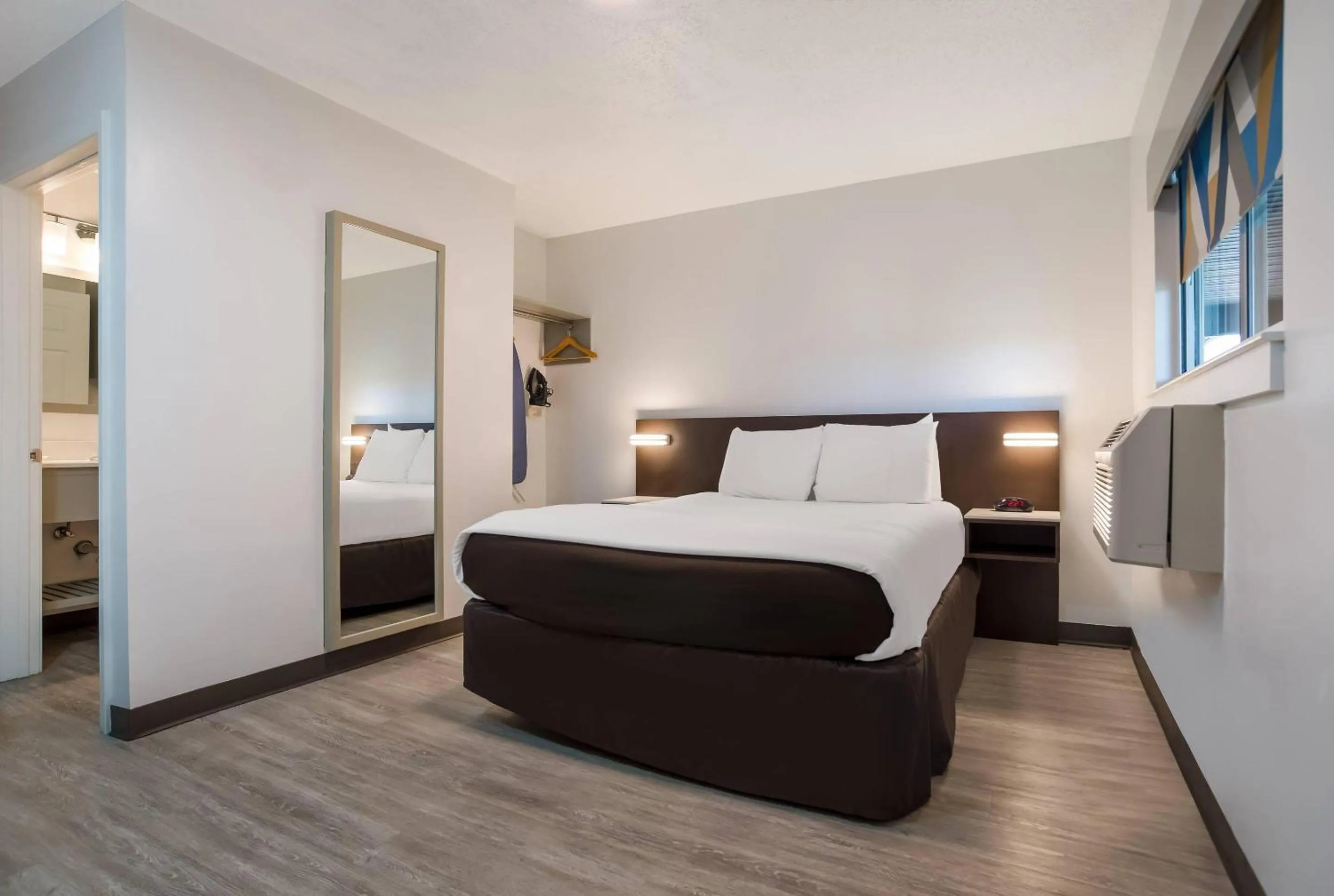 Queen Room - Non-Smoking in Suburban Studios Biloxi North Area