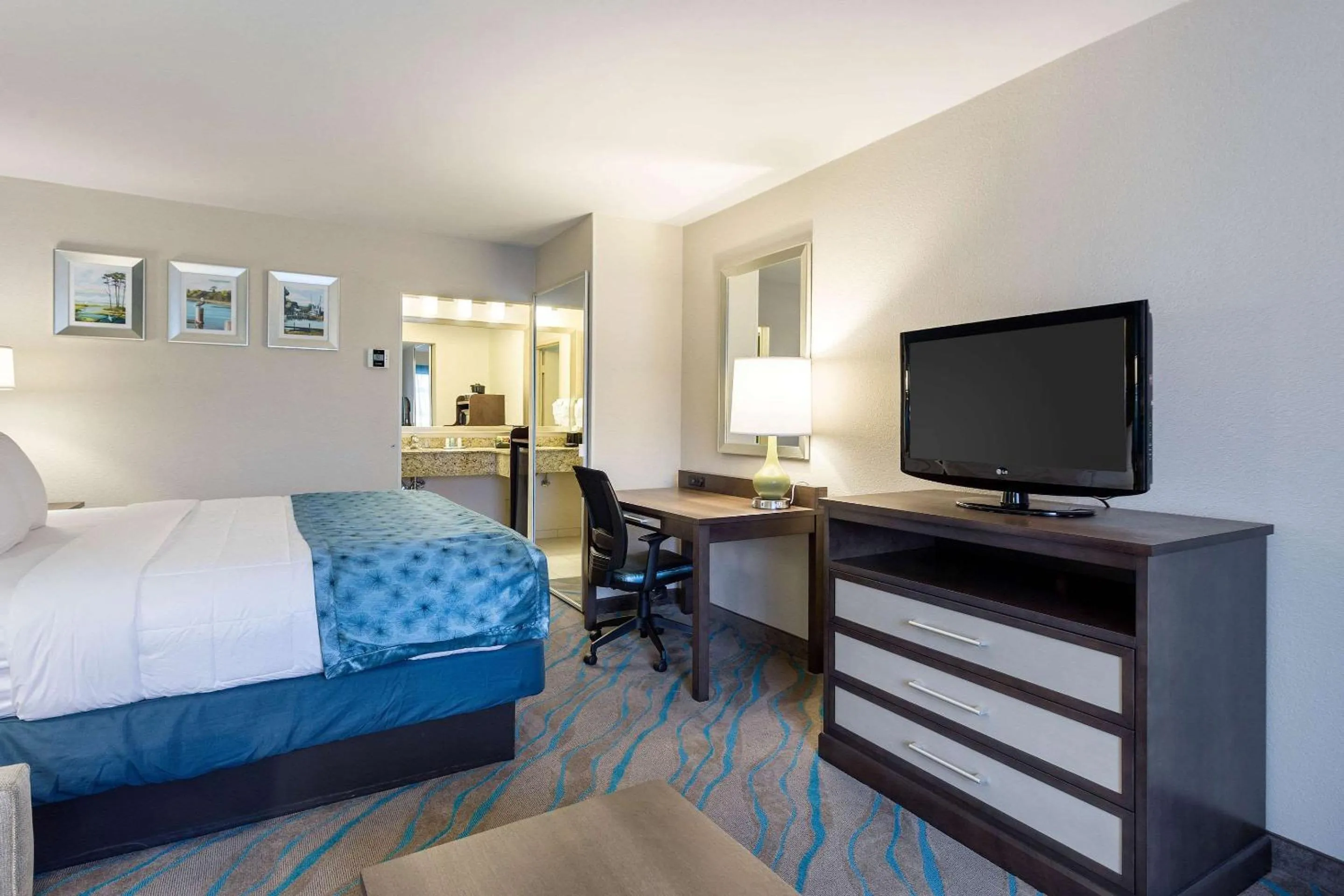 Queen Room - Disability Access/Smoking in Quality Inn Gulfport I-10