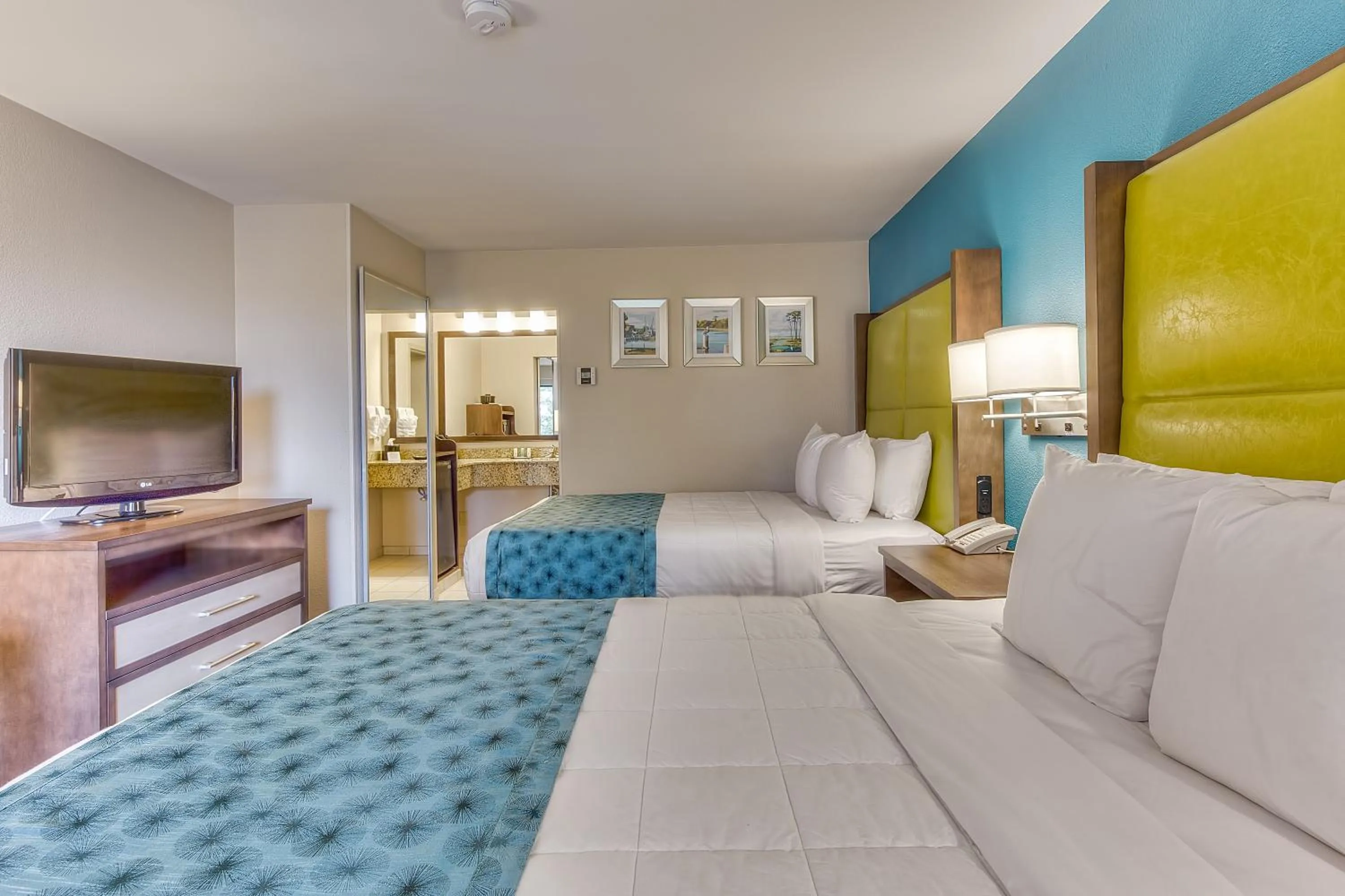 Queen Room with Two Queen Beds - Smoking in Quality Inn Gulfport I-10