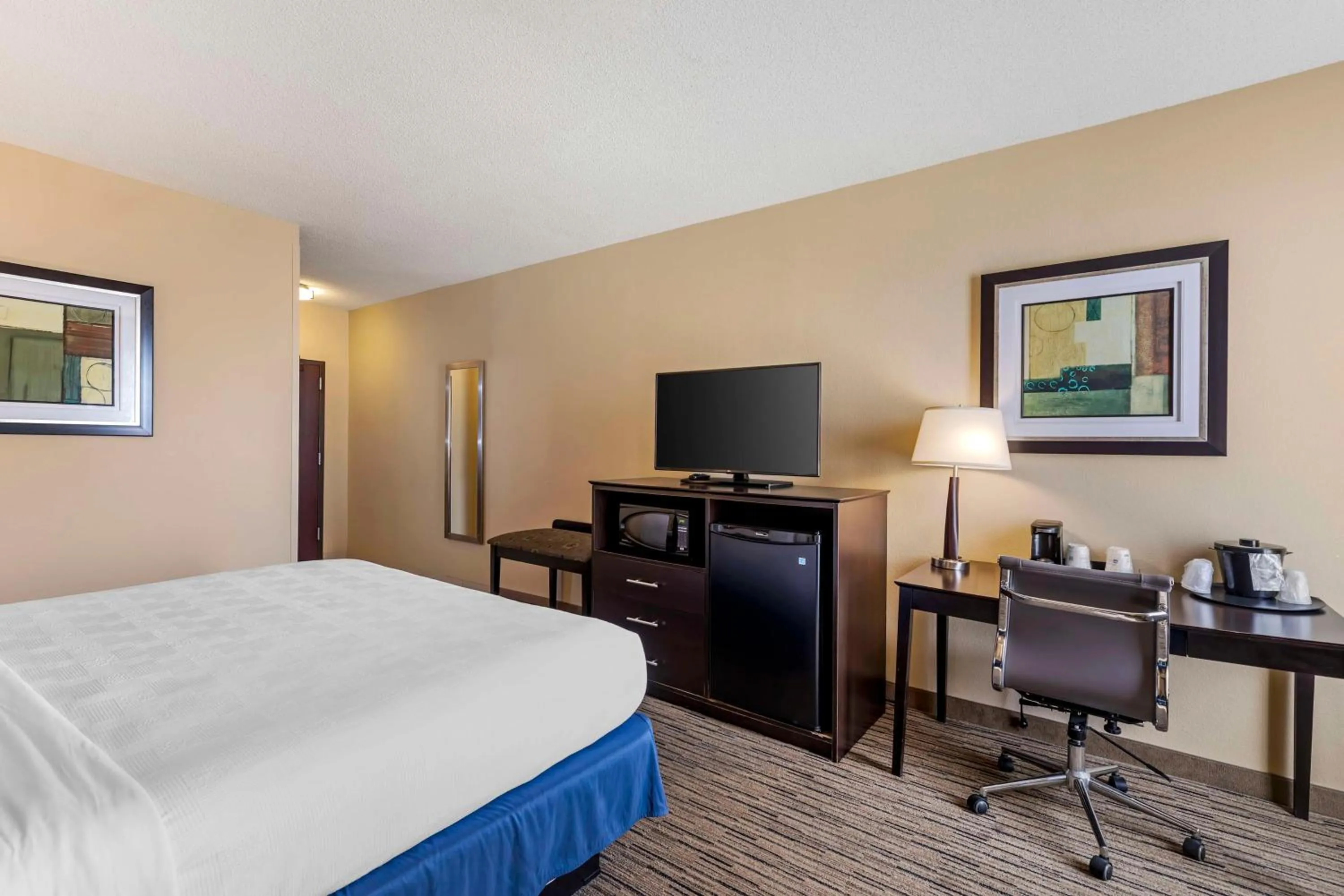 King Room with Bath Tub - Mobility Accessible/Non-Smoking in Best Western New Albany