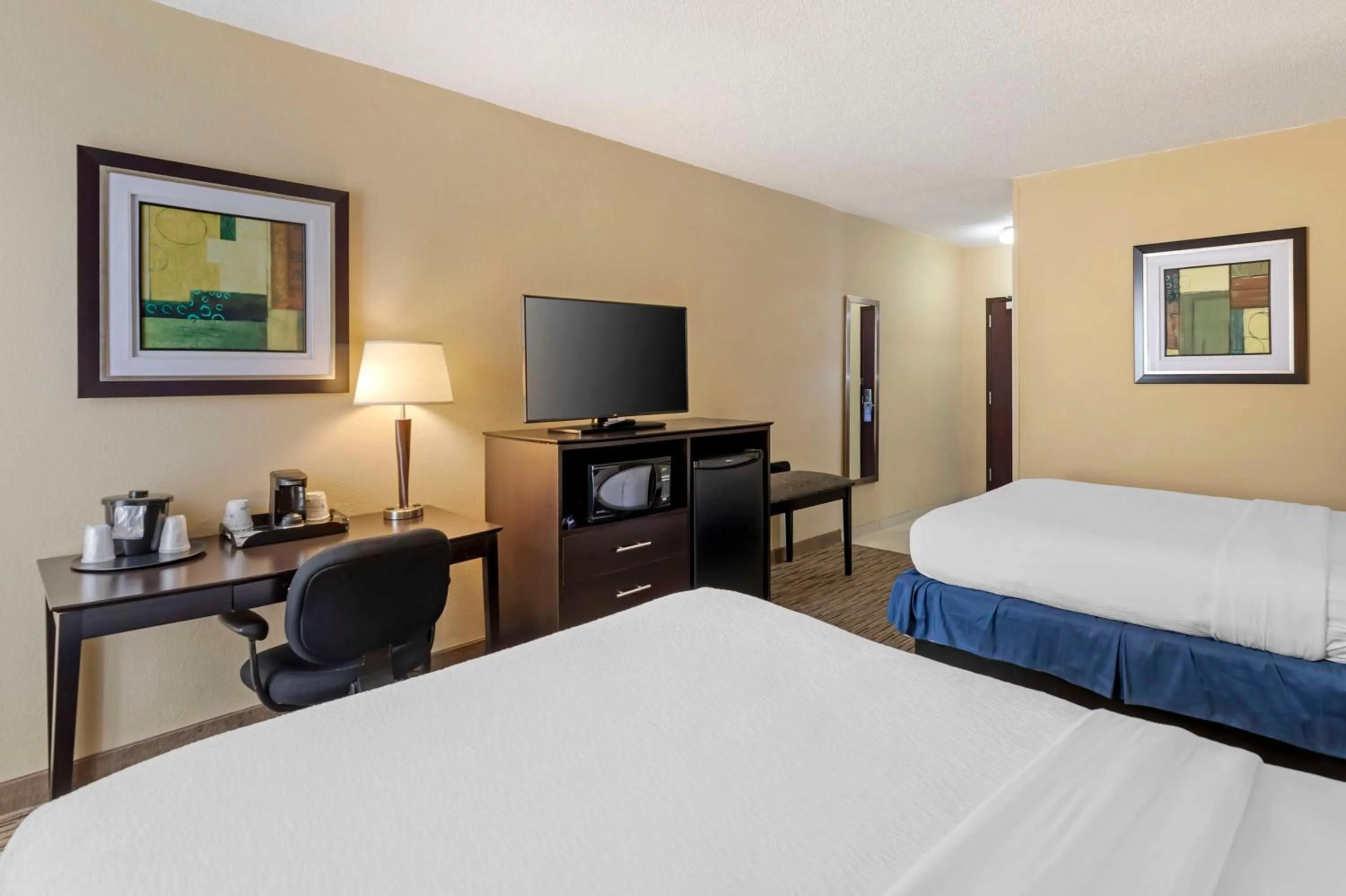 Queen Room with Two Queen Beds - Disability Access in Best Western New Albany