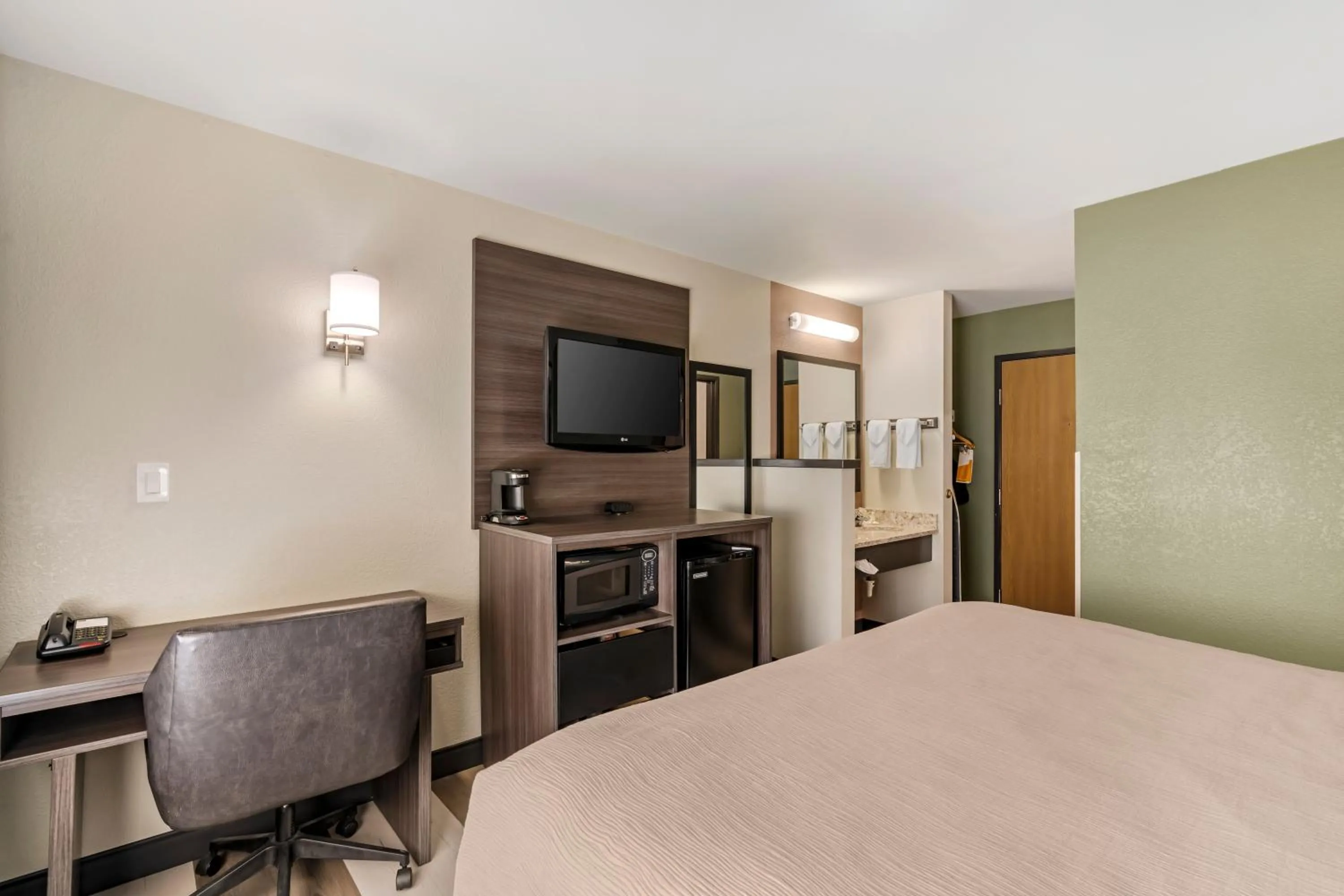 Standard King Room - Non-Smoking  in Quality Inn Red Lodge Gateway To Yellowstone