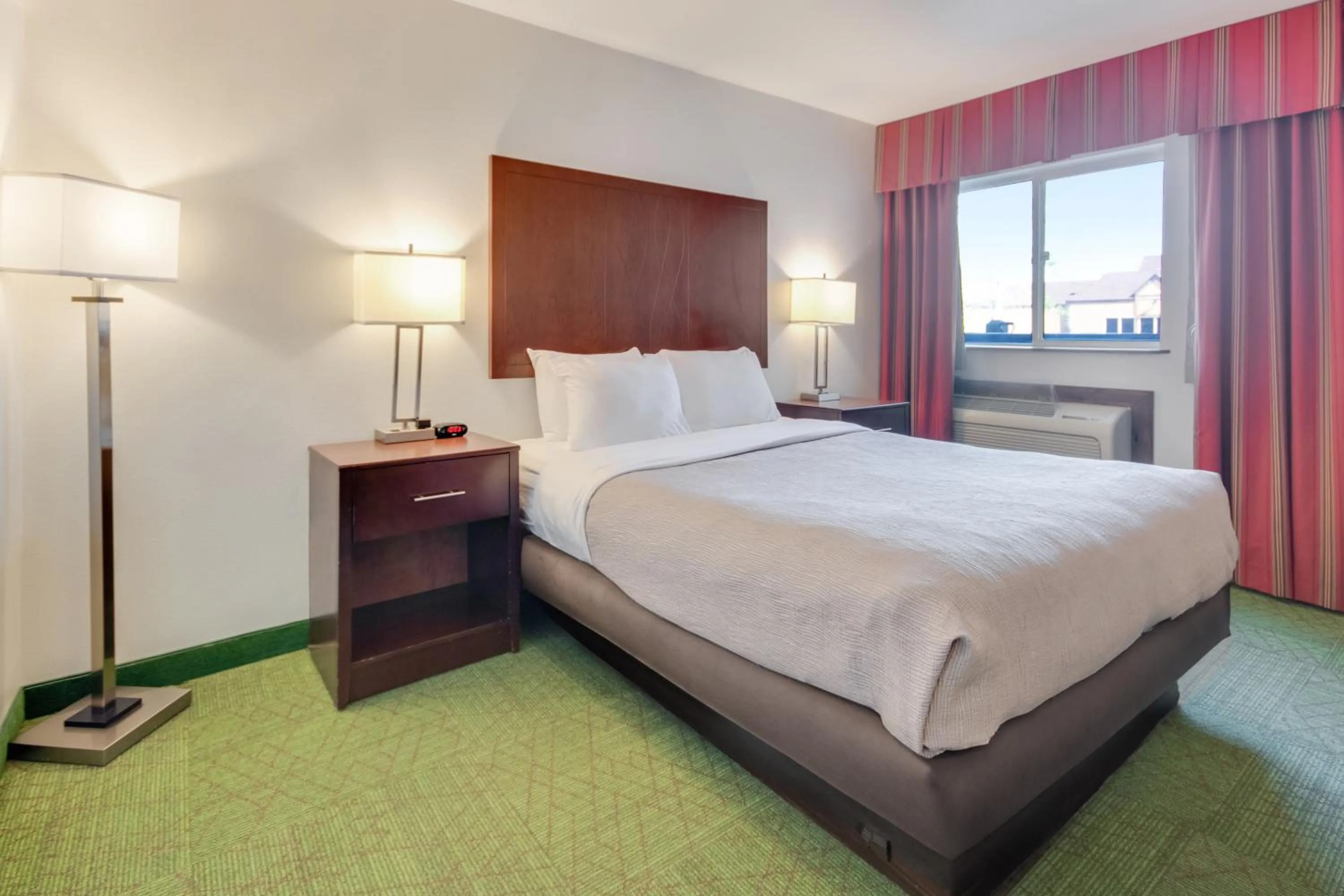 Queen Room with Roll-In Shower - Accessible/Non-Smoking in Quality Inn Belgrade - Bozeman Yellowstone Airport