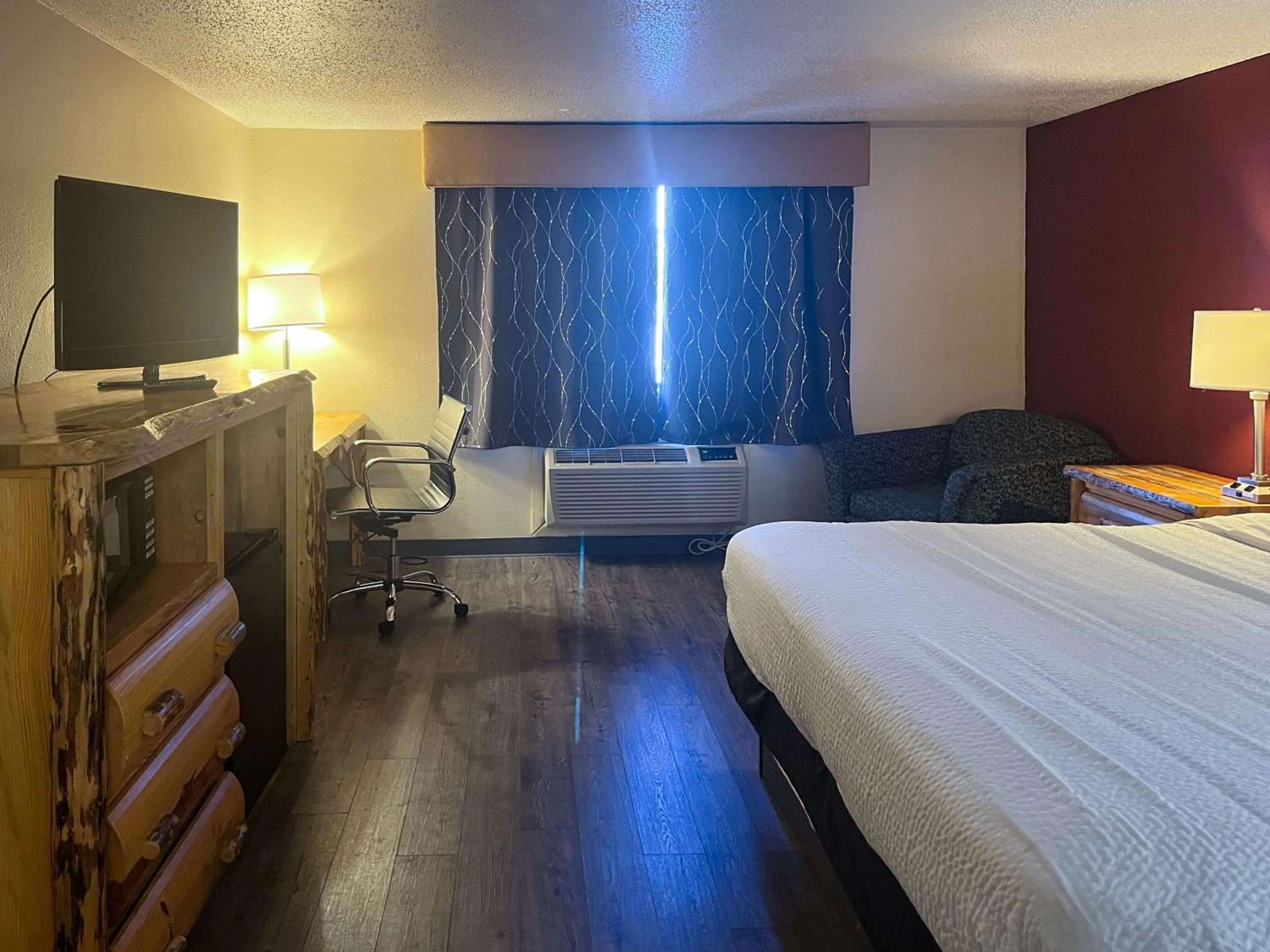 King Room with Roll-in Shower - Disability Access - Non-Smoking in Ramada by Wyndham Butte
