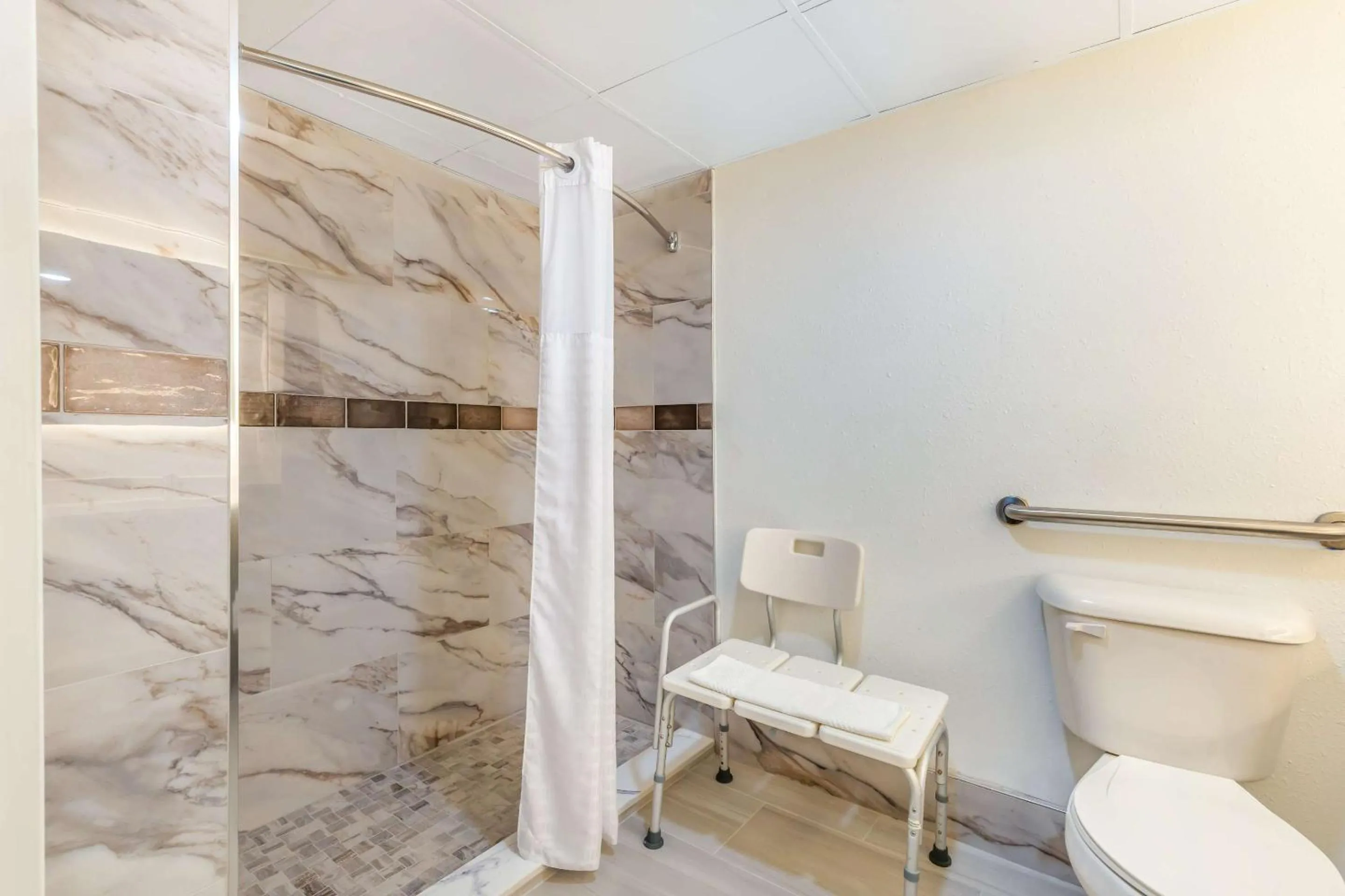 Superior Queen Suite - Accessible/Non-Smoking in Quality Inn Asheboro South