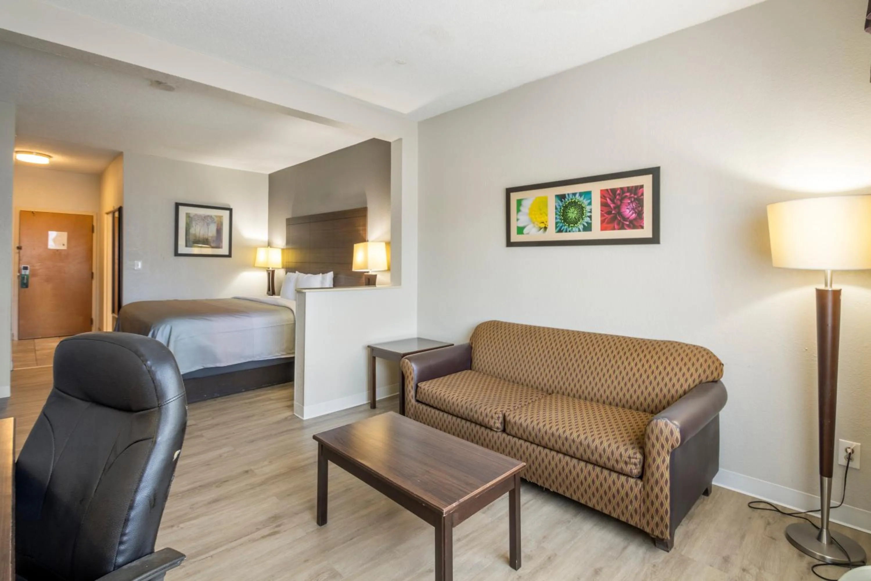 King Suite - Smoking in Quality Suites Hickory South