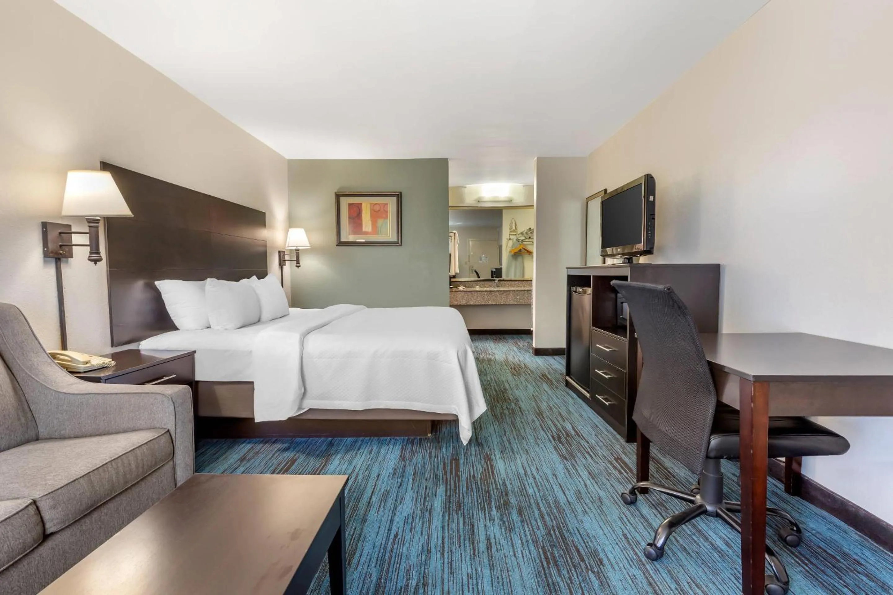 King Room - Non-Smoking in Quality Inn Mount Airy Mayberry