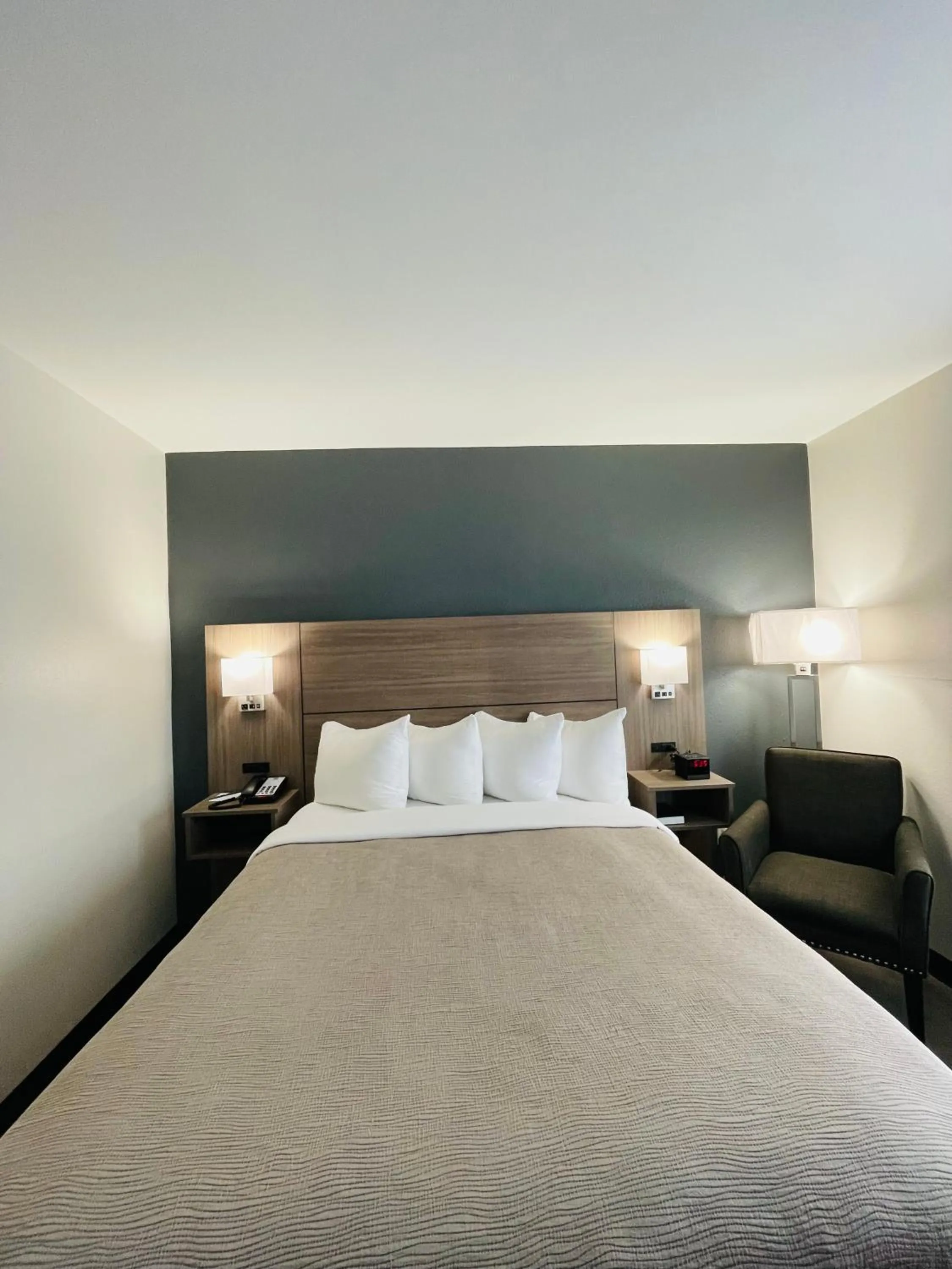 Queen Room - Accessible/Non-Smoking/Pet Friendly in Quality Inn Washington NC