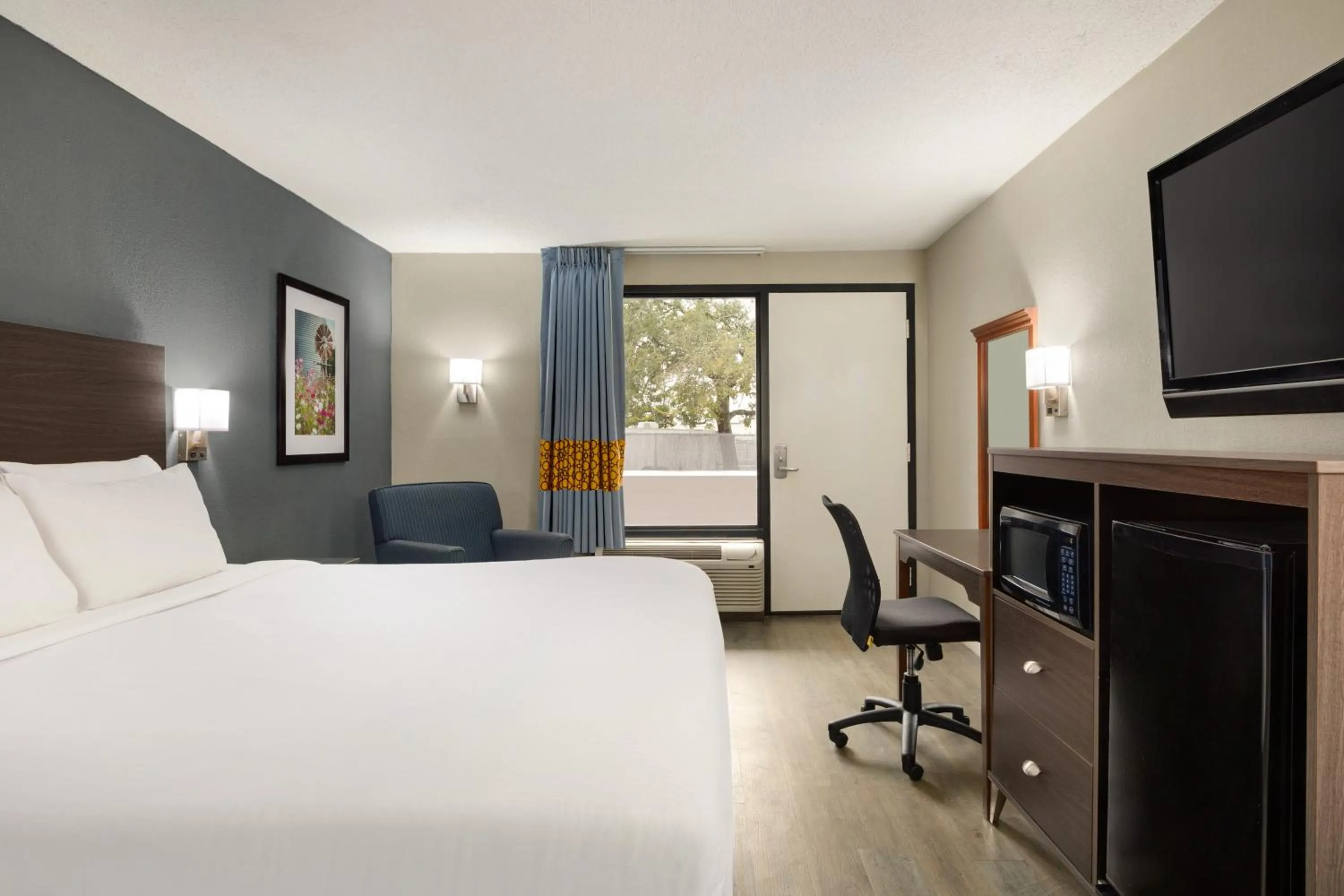 King Room - Mobility Access/Non-Smoking in Baymont by Wyndham Wilmington