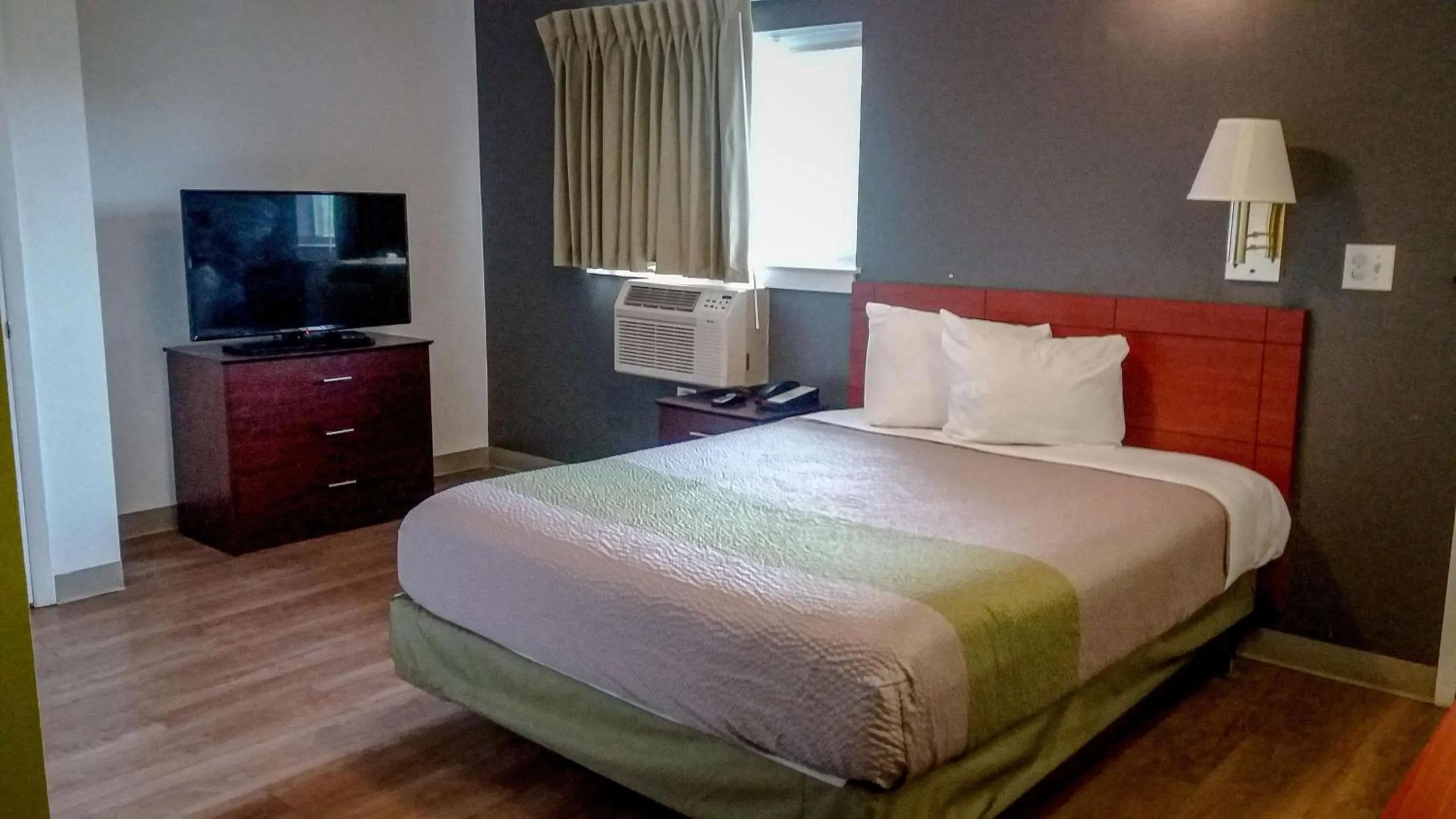 Deluxe Queen Room - Smoking in Motel 6-Greensboro, NC - I-40