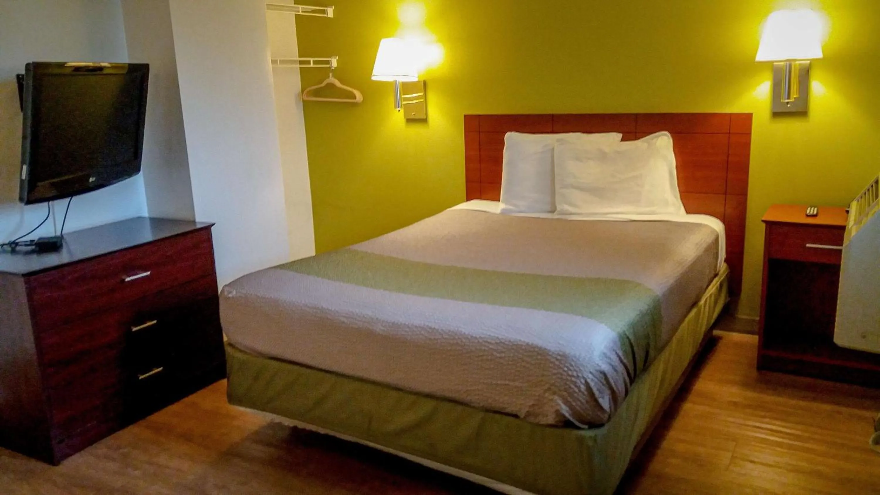 Queen Room - Disability Access - Non-Smoking in Motel 6-Greensboro, NC - I-40