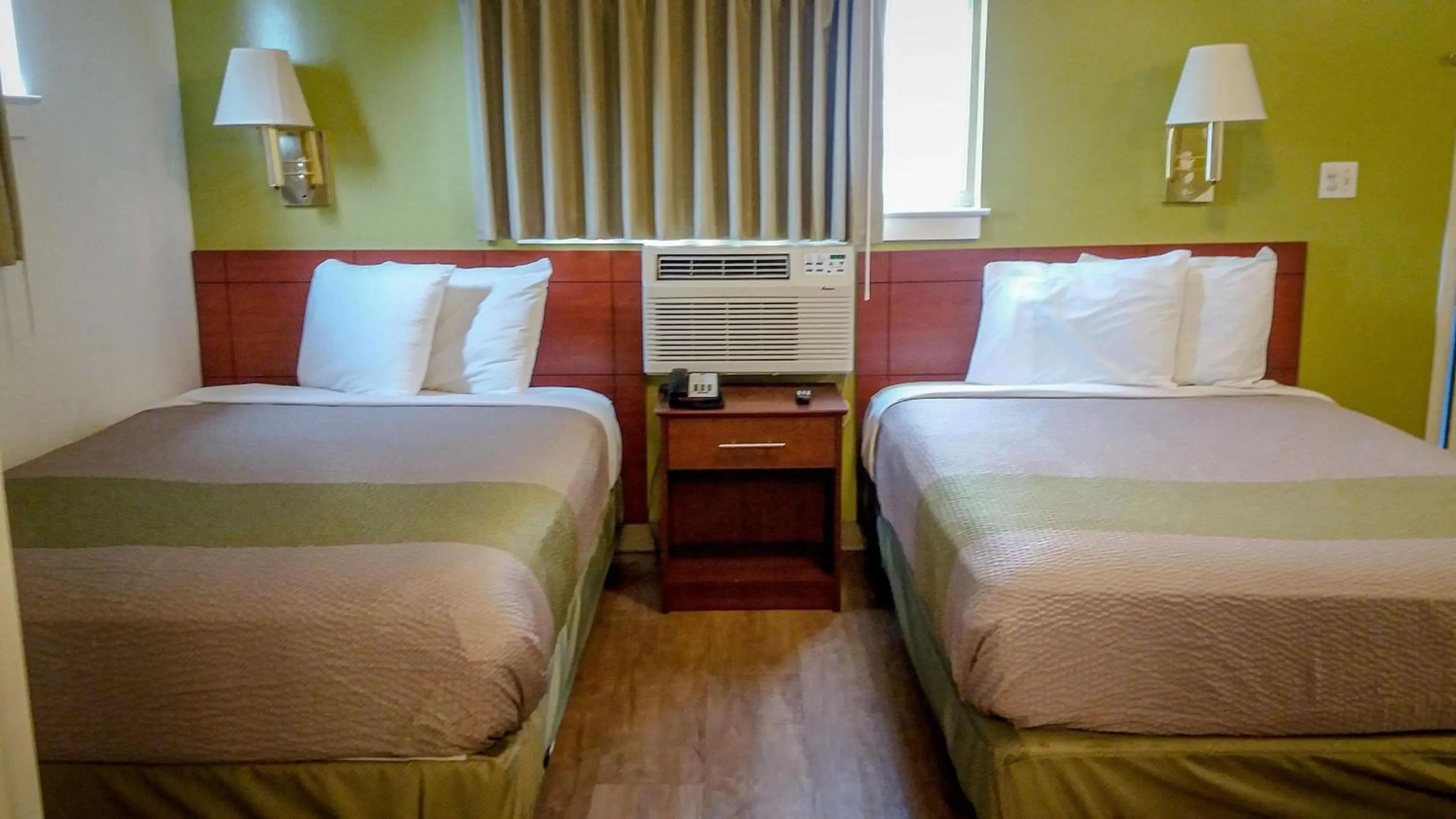 Deluxe Quadruple Room - Non-Smoking in Motel 6-Greensboro, NC - I-40