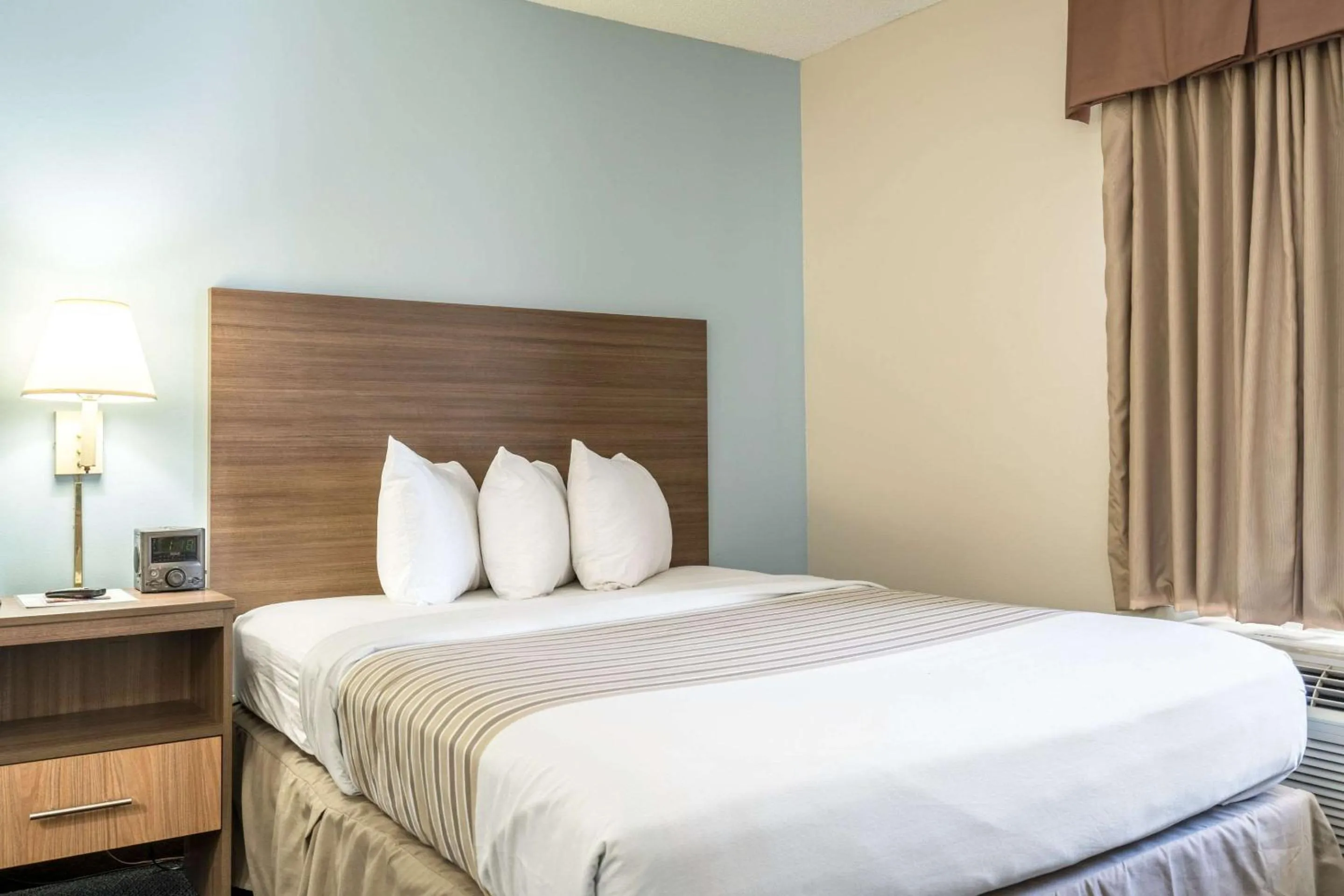 Queen Room - Non-Smoking in Suburban Studios of Wilmington