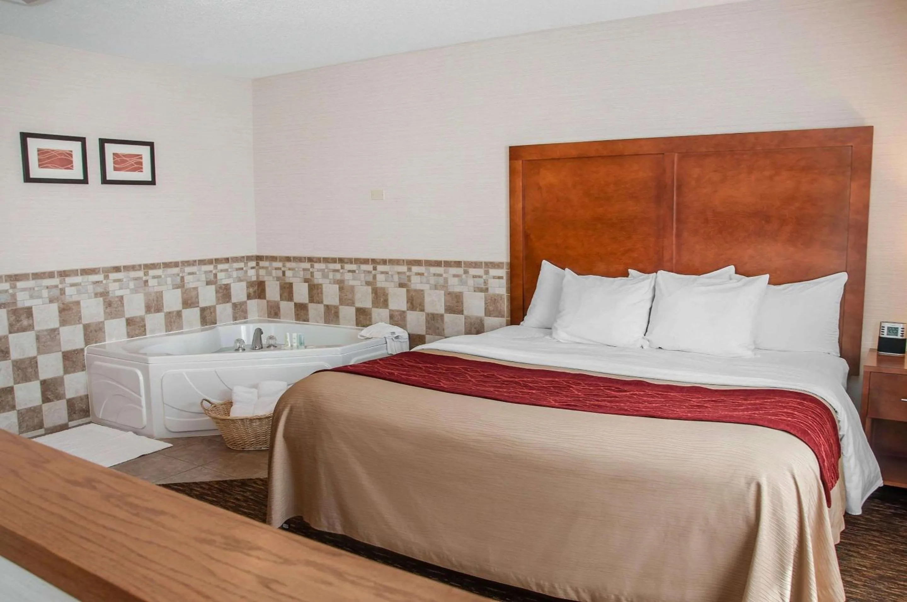 King Suite - Non-Smoking in Comfort Inn Dickinson