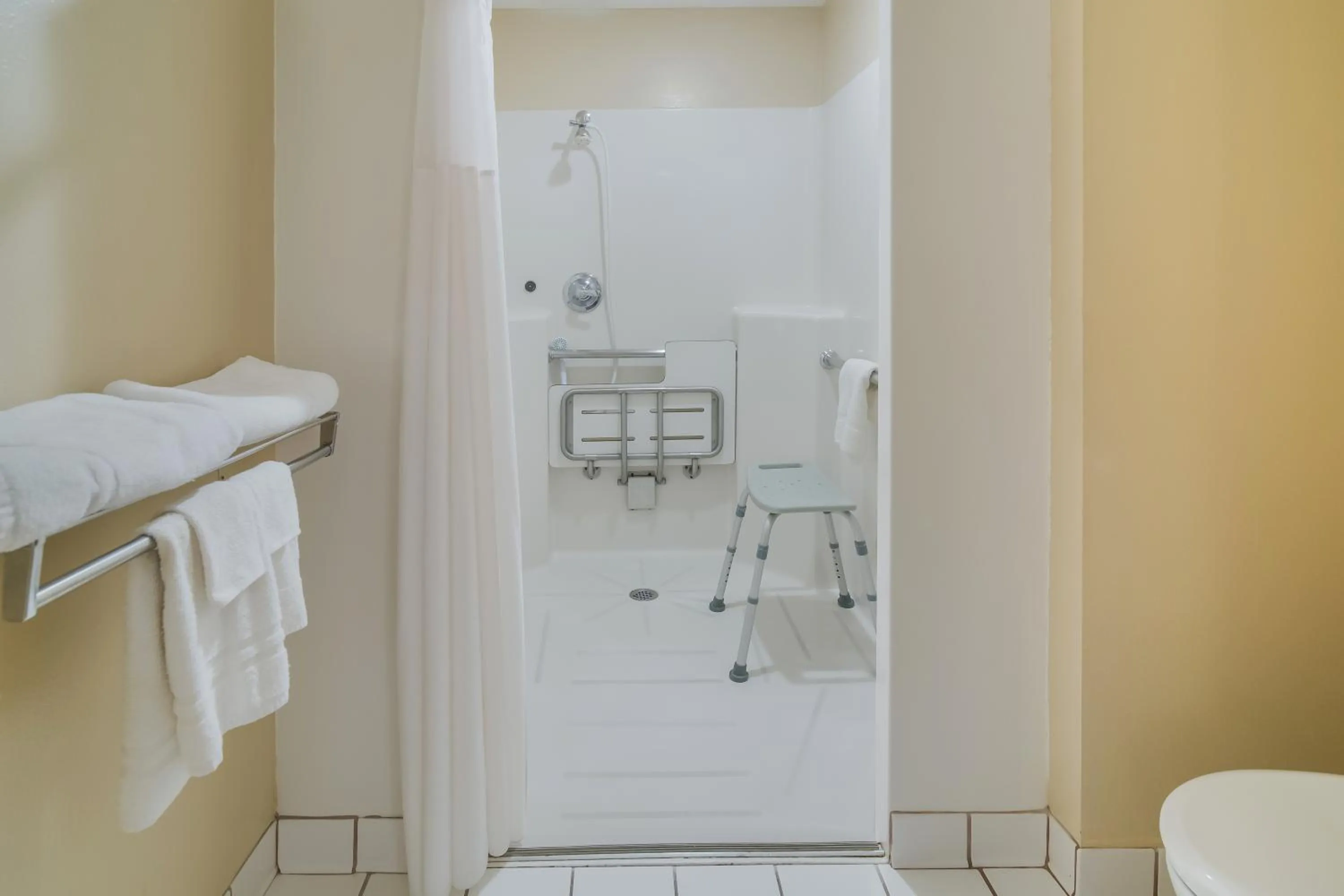 1 Queen Bed Accessible Non Smoking in Americas Best Value Inn Fargo