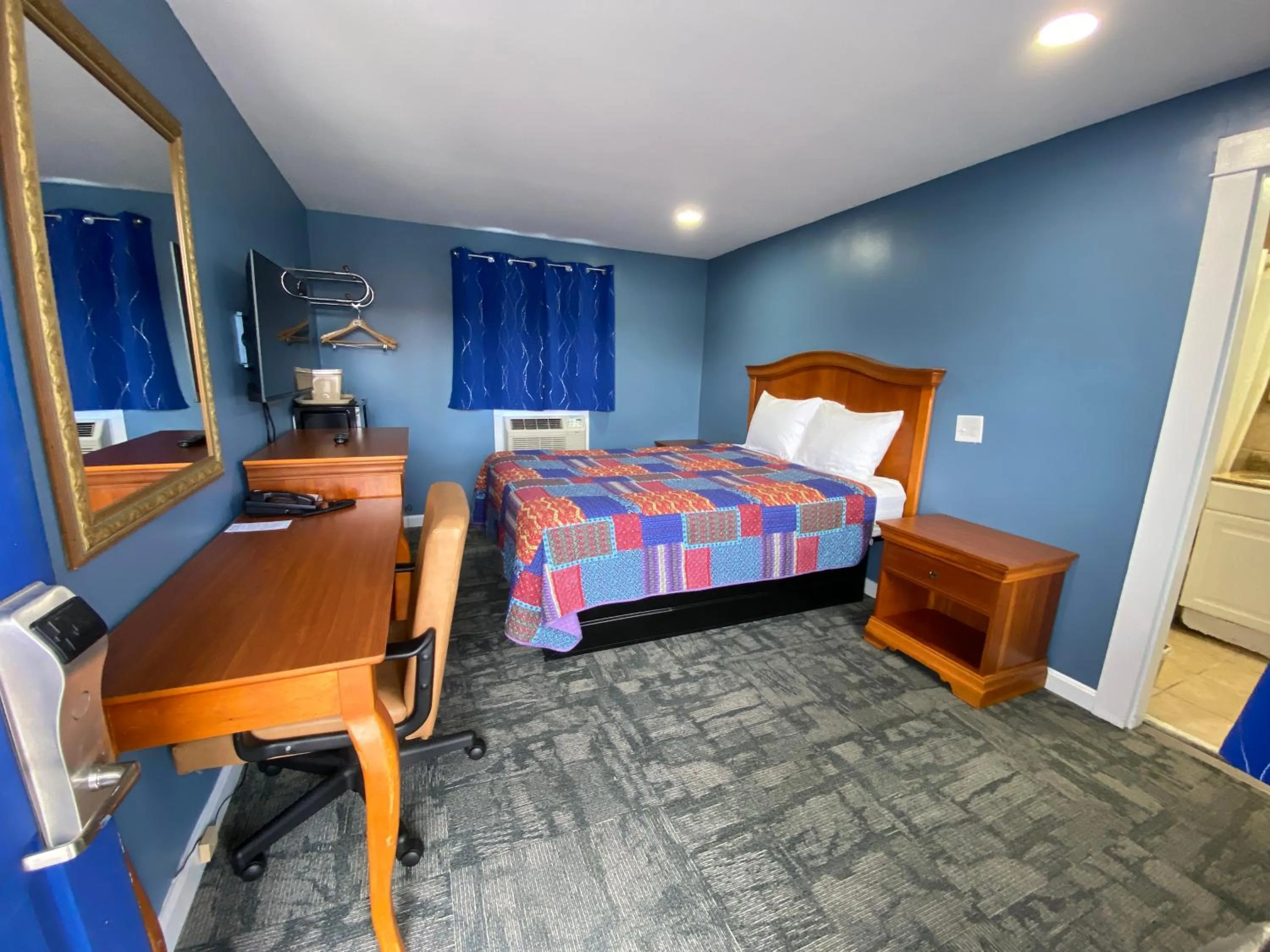 Queen Room - Non-Smoking in Royal Inn