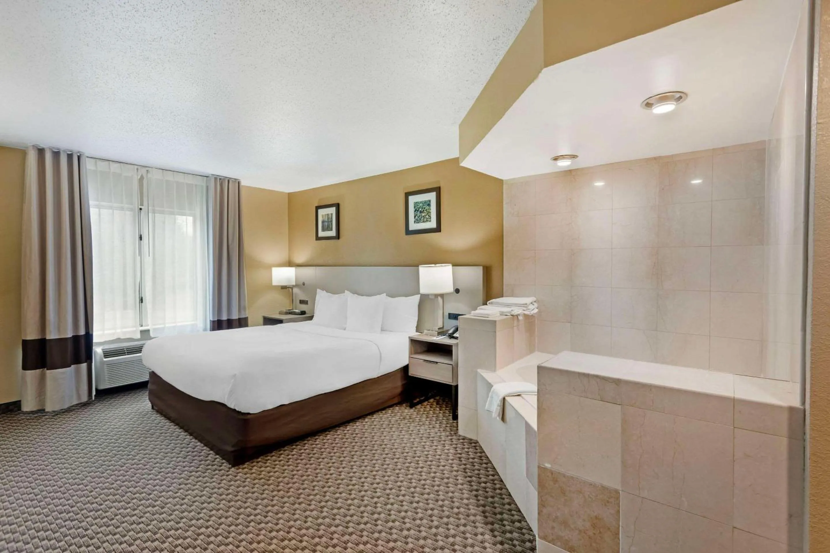 King Suite with Hot Tub - Non-Smoking in Comfort Inn & Suites Carneys Point