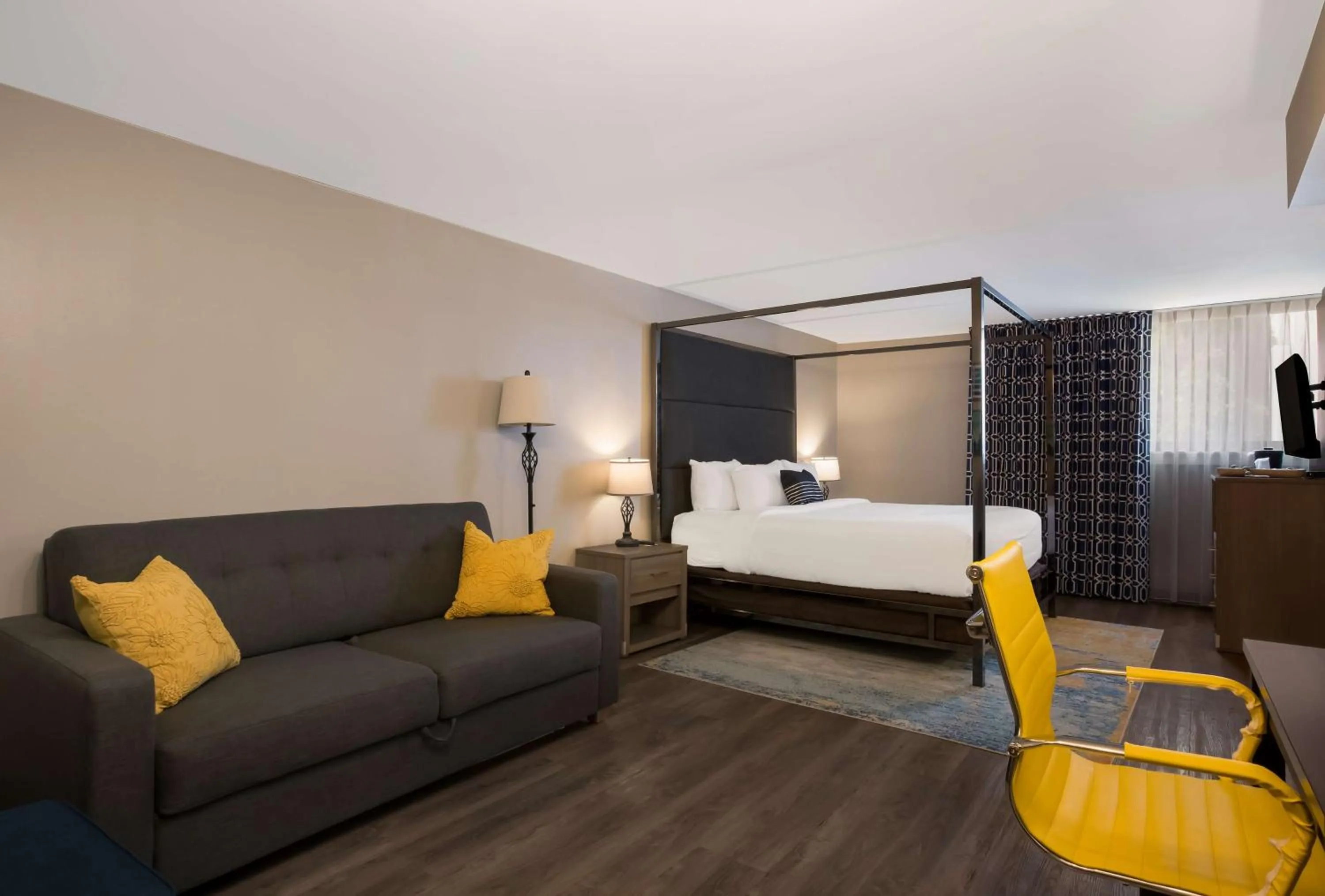 King Suite -Non-Smoking in The Hub Middletown Red Bank- Best Western Signature Collection