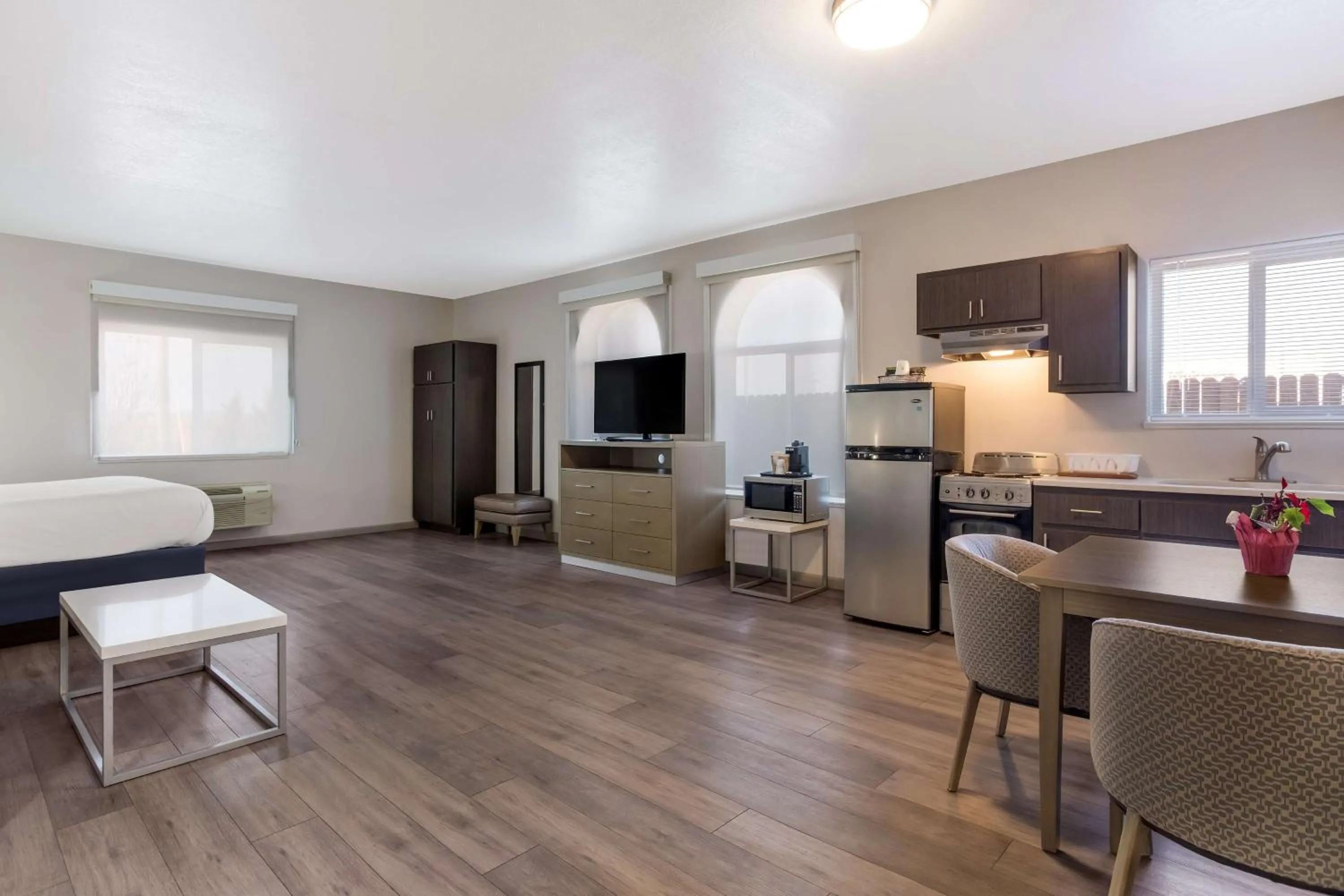 King Room with Kitchen - Non-Smoking in Best Western Grants Inn