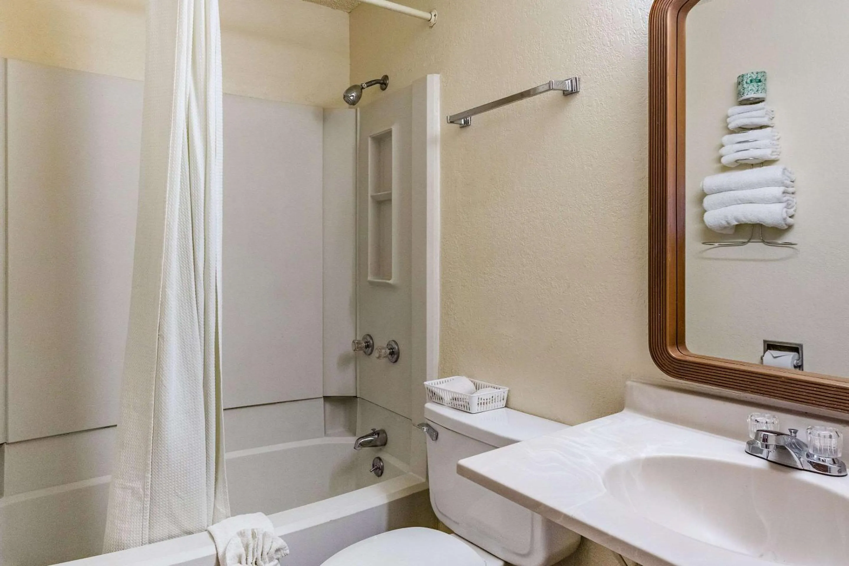 King Room - Non-Smoking in Rodeway Inn Farmington