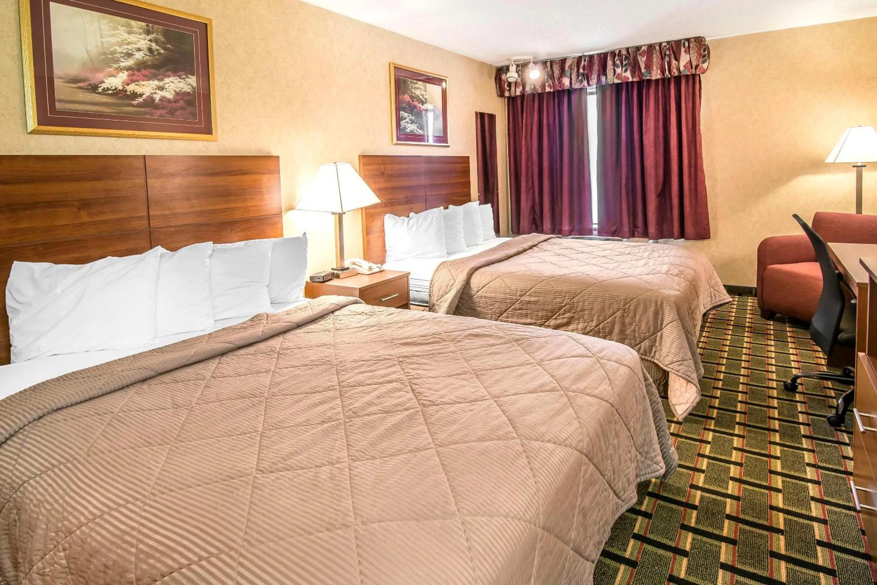 Queen Room with Two Queen Beds - Non-Smoking in Quality Inn Raton, NM