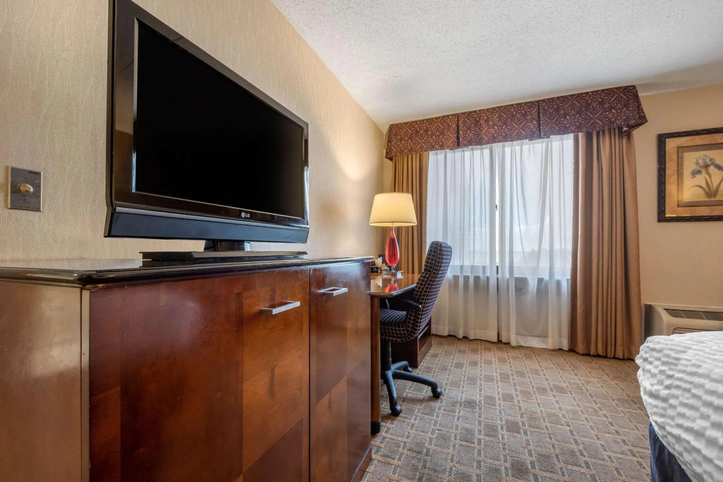 King Suite - Accessible/Non-Smoking in Clarion Hotel Conference Center on Lake Erie