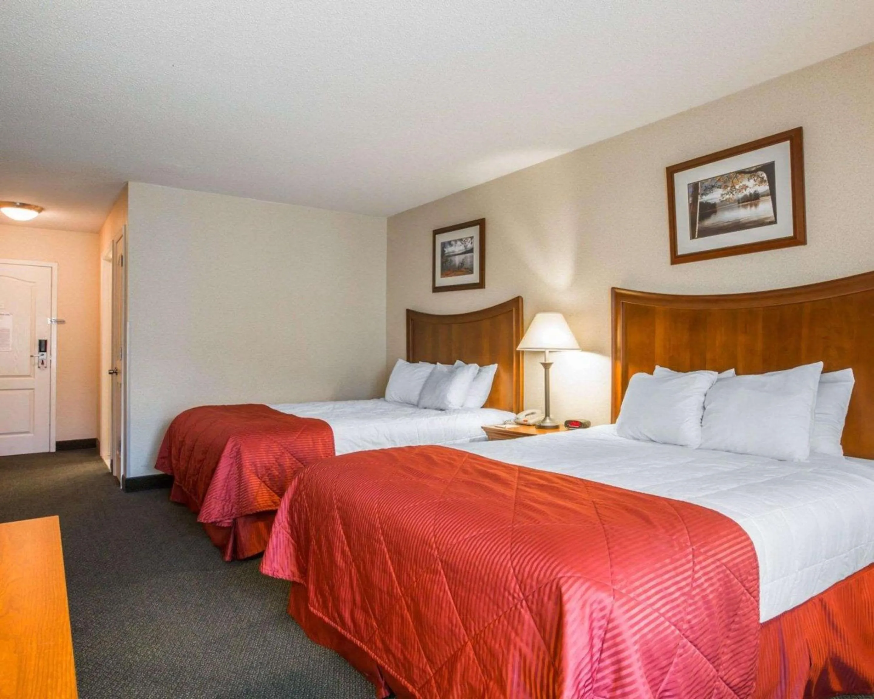 Deluxe Double Queen Room in Clarion Inn & Suites at the Outlets of Lake George