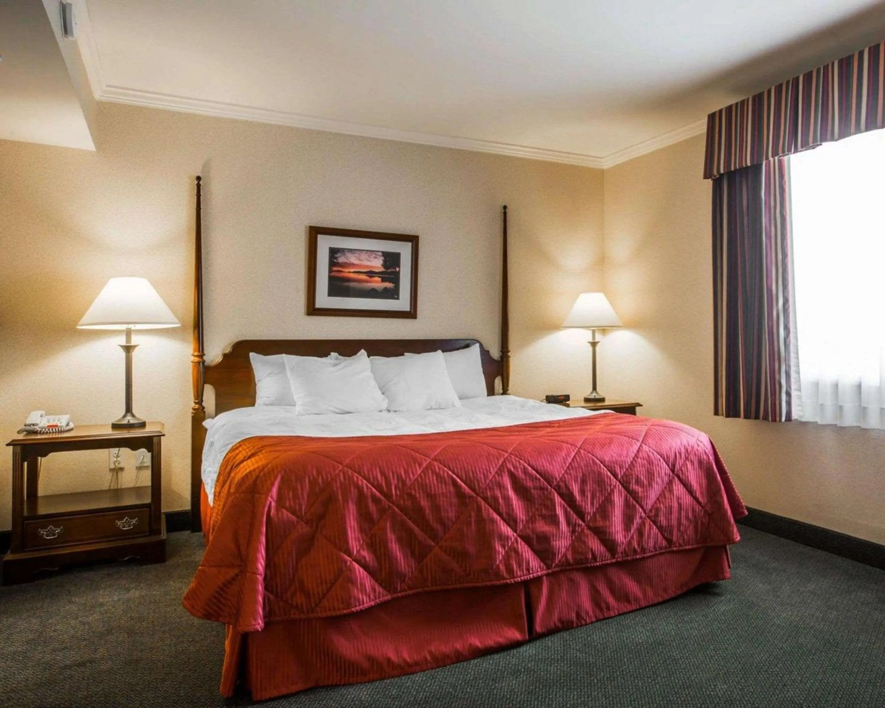 King Suite in Clarion Inn & Suites at the Outlets of Lake George