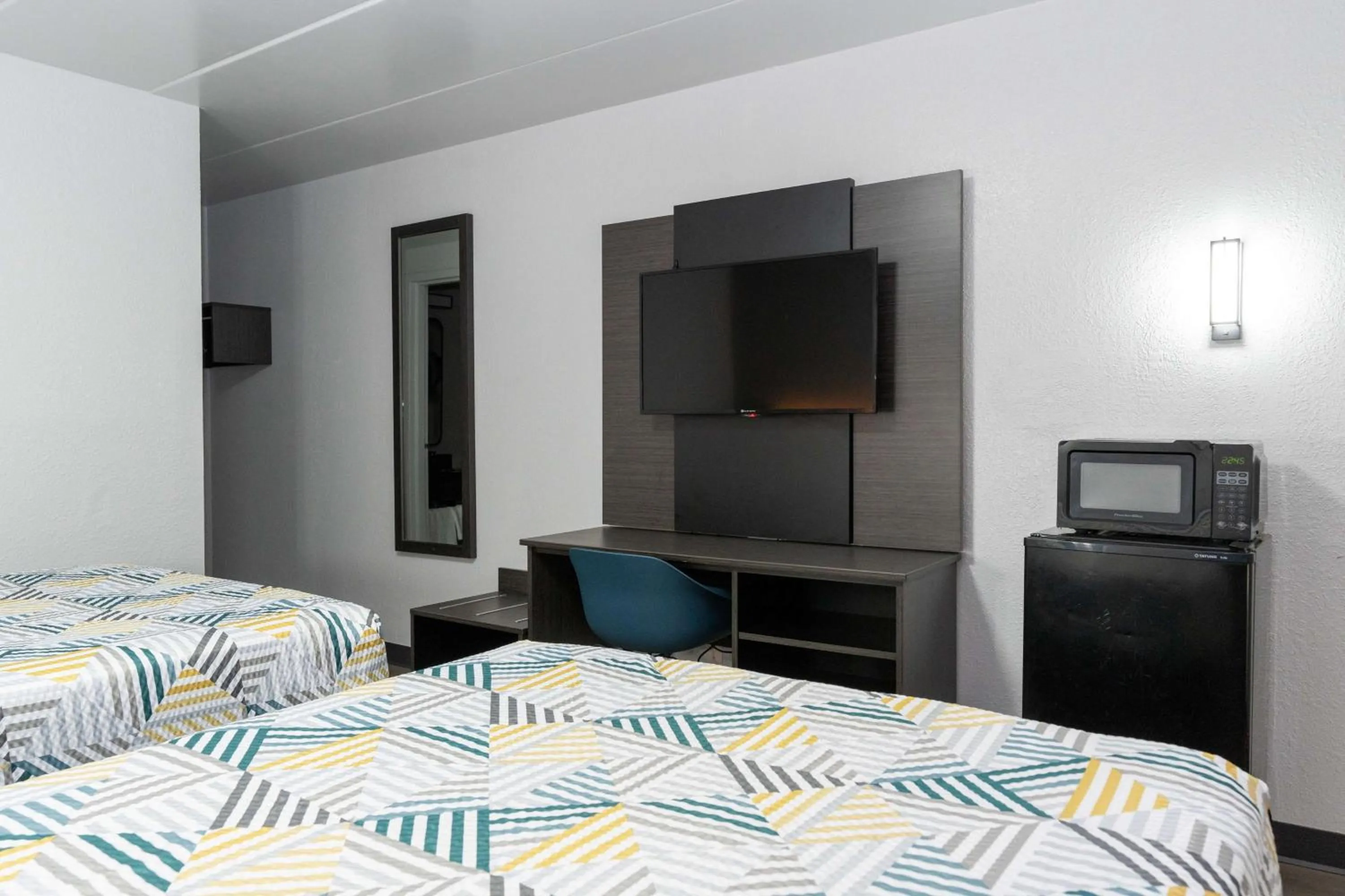 Deluxe Quadruple Room - Smoking in Motel 6-Cincinnati, OH