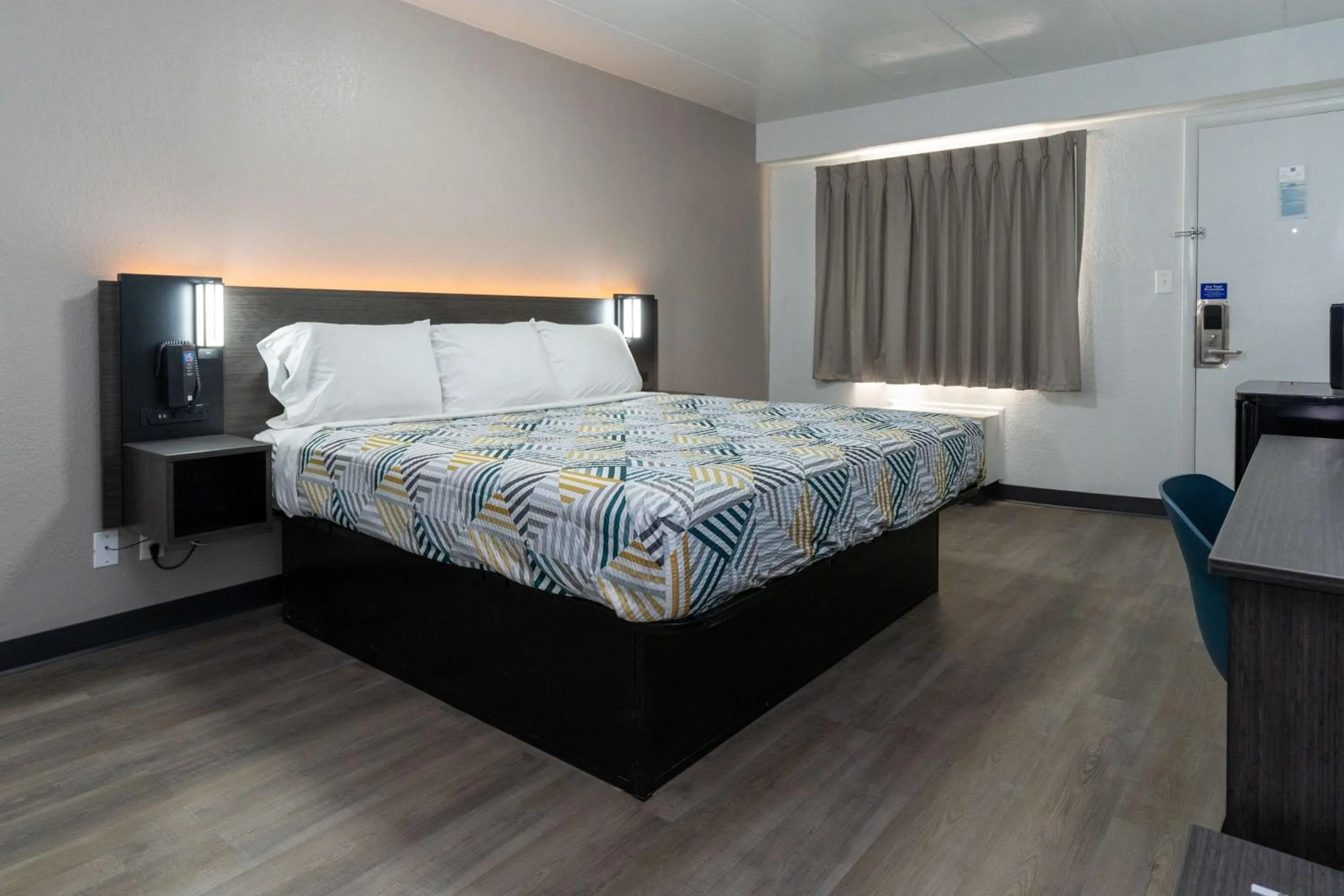 Deluxe King Room - Non-Smoking in Motel 6-Cincinnati, OH