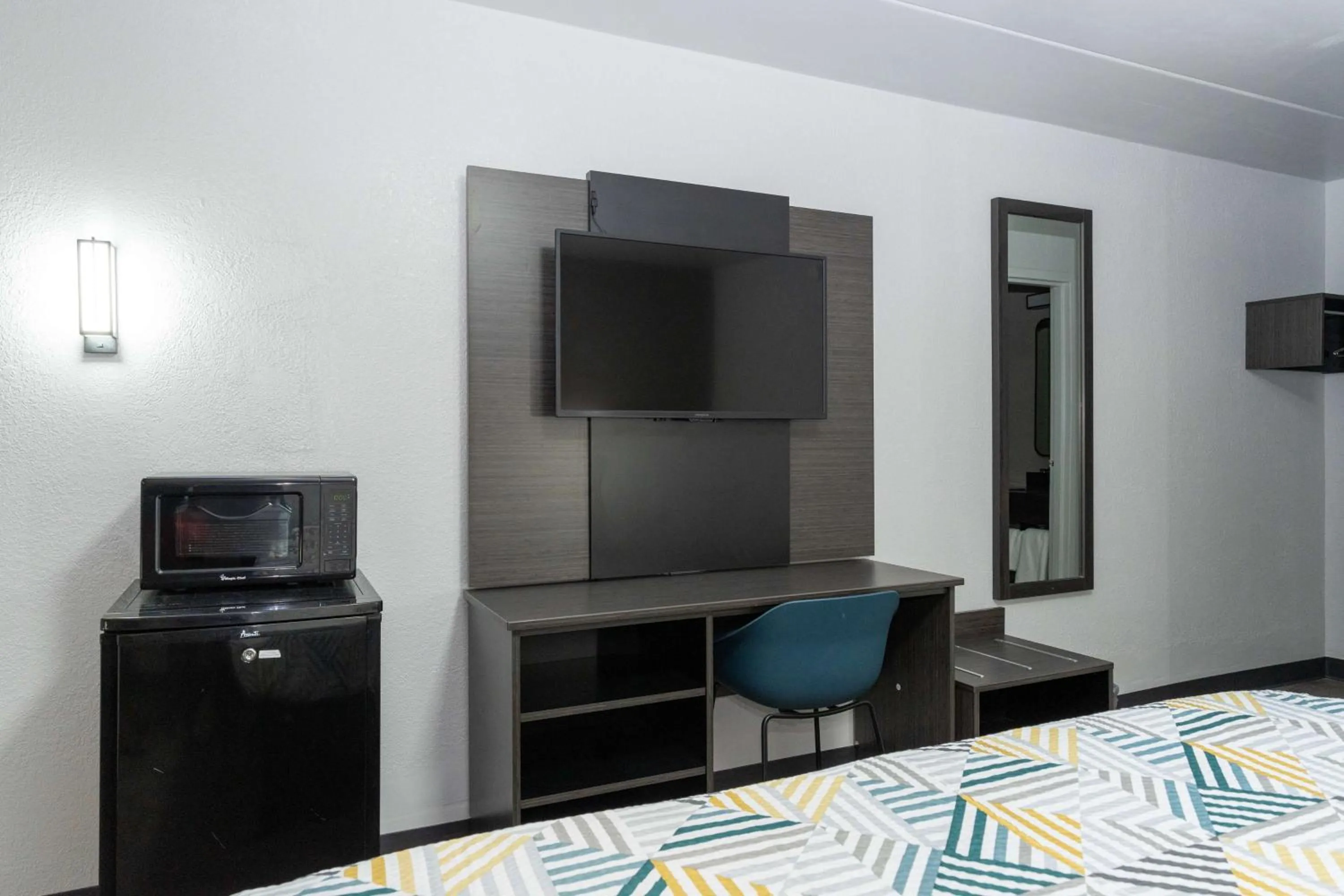 King Room - Disability Access - Non-Smoking in Motel 6-Cincinnati, OH