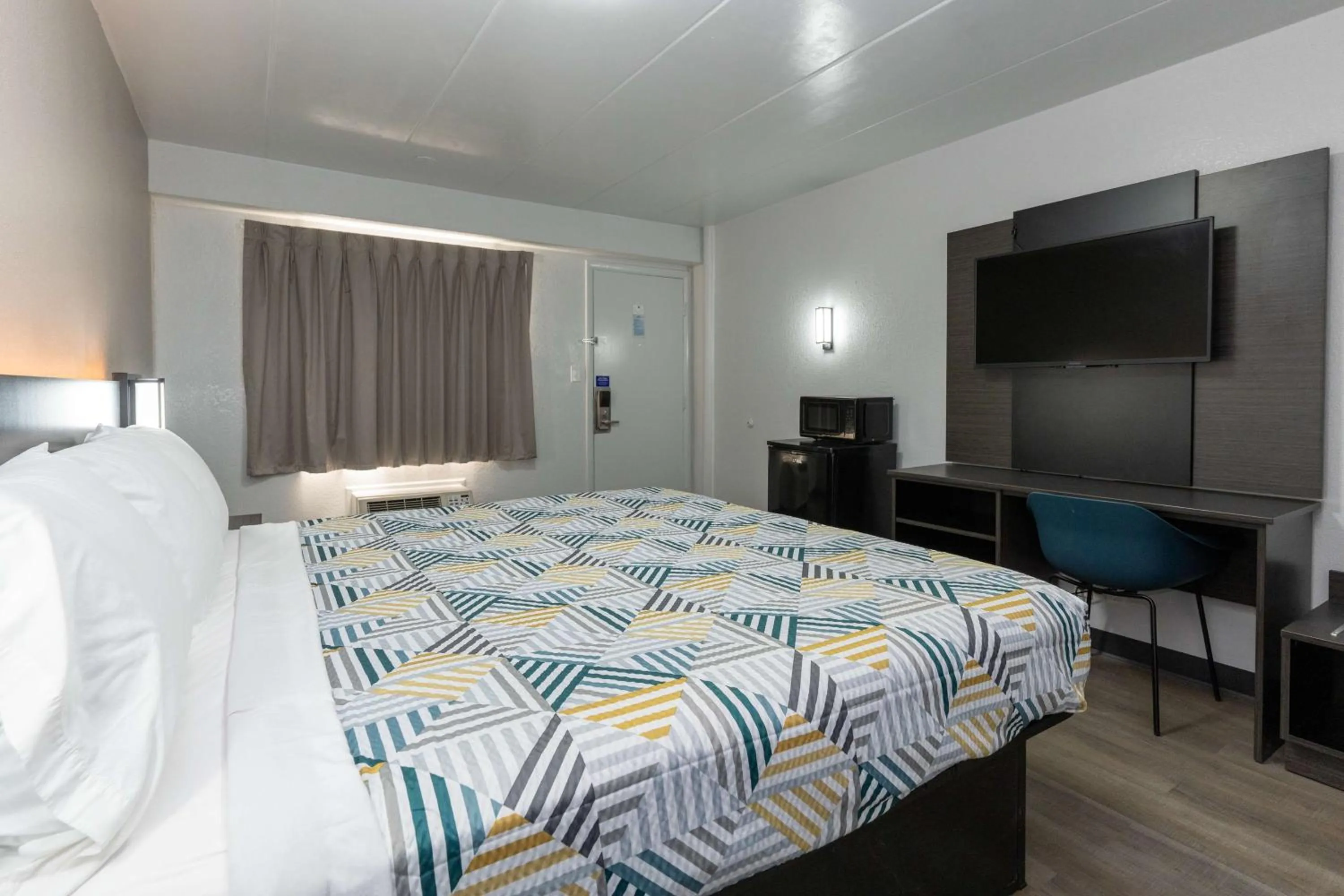 King Room - Disability Access - Non-Smoking in Motel 6-Cincinnati, OH