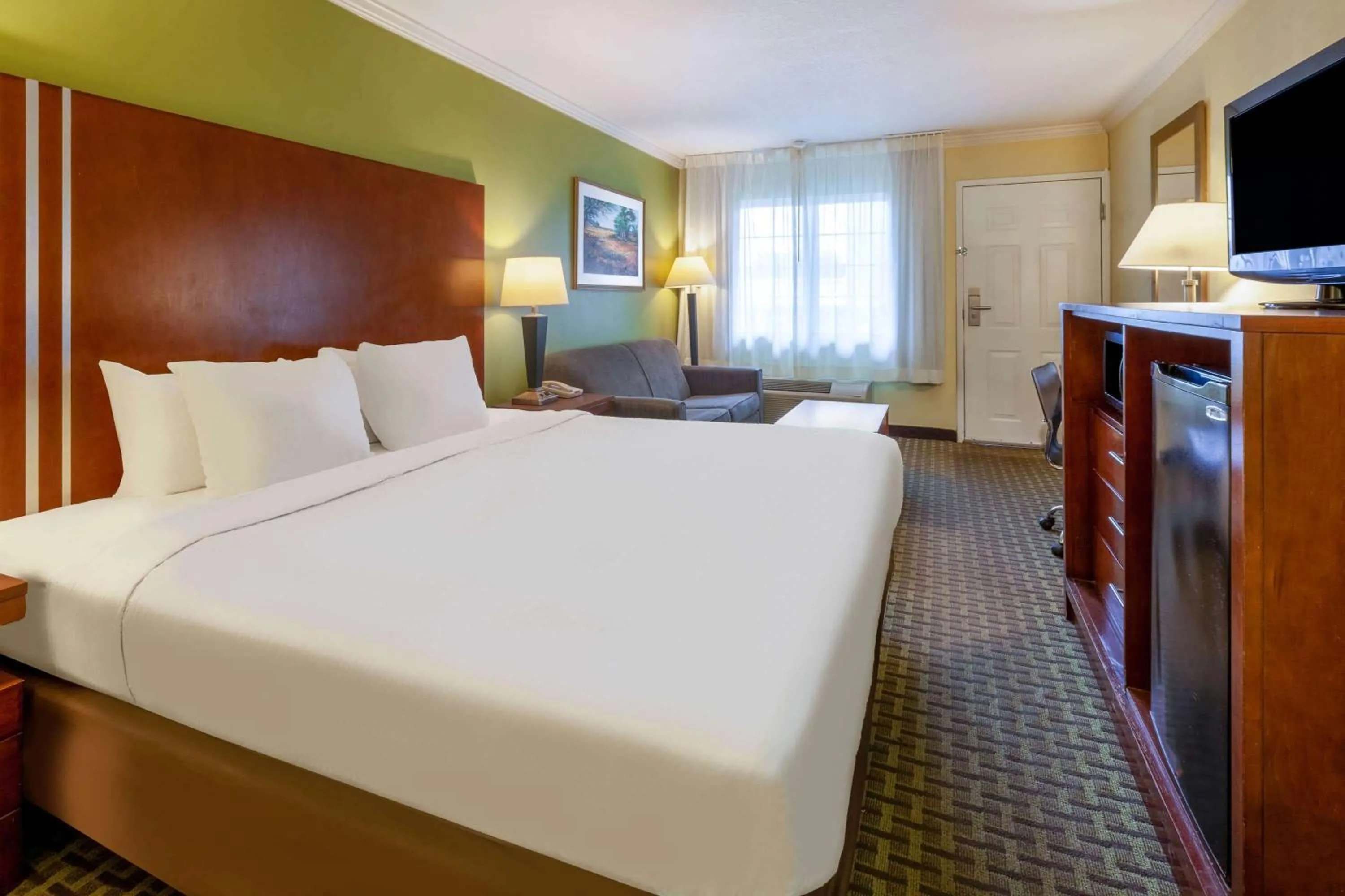 One-Bedroom King Suite - Non-Smoking in Days Inn by Wyndham Austintown