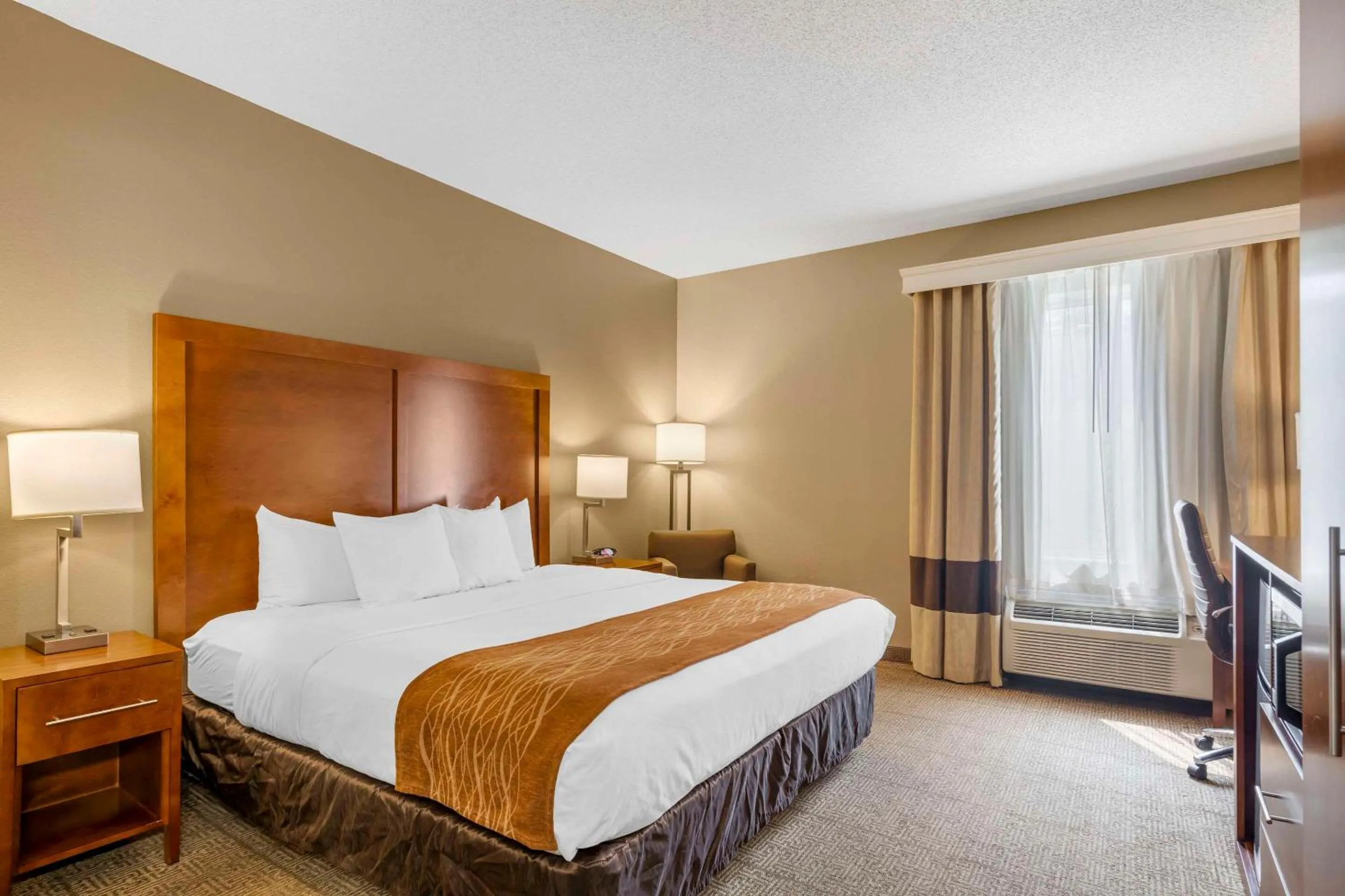 King Room with Accessible Tub - Accessible/Non-Smoking in Comfort Inn North-Polaris