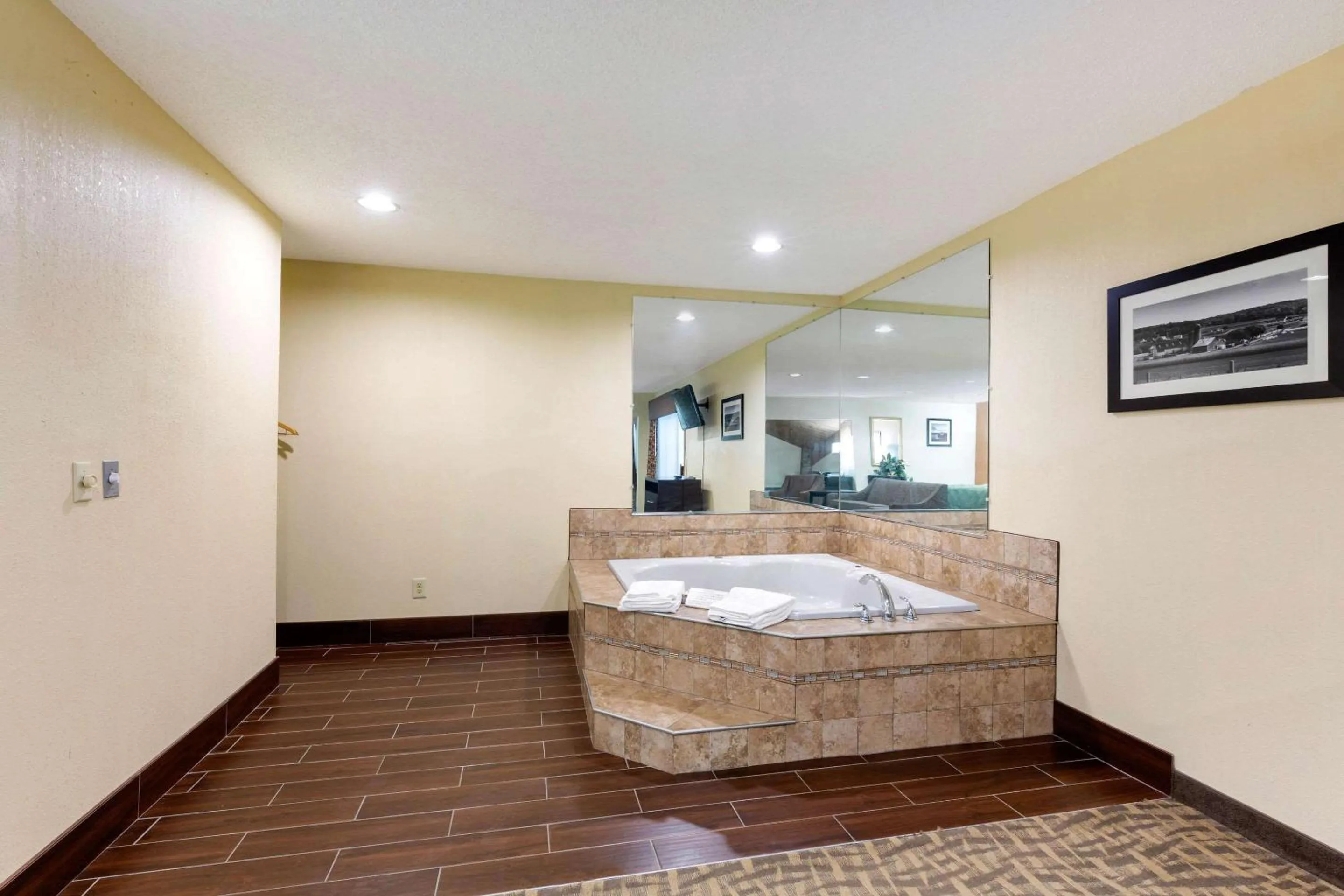 One Room Suite with Whirlpool - Non Smoking in Quality Inn Wooster