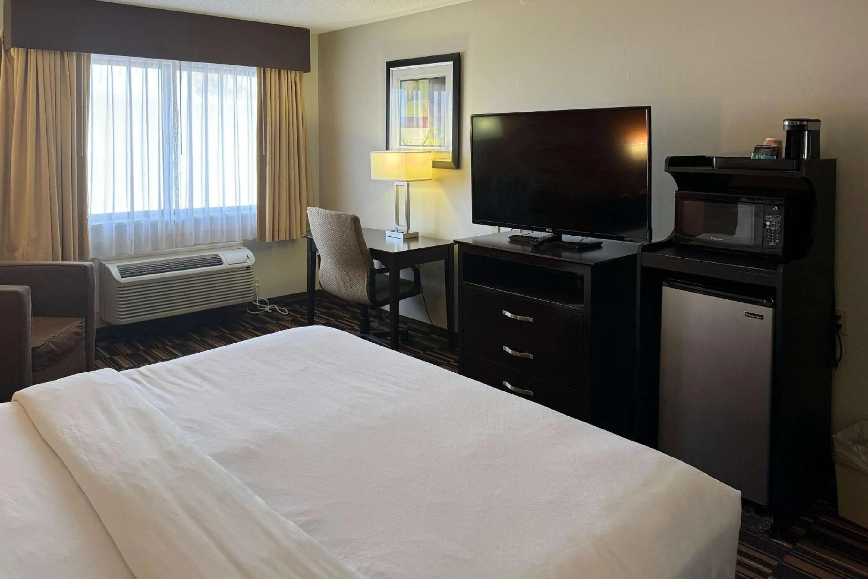 King Room - Non-Smoking in Comfort Inn Maumee - Perrysburg Area