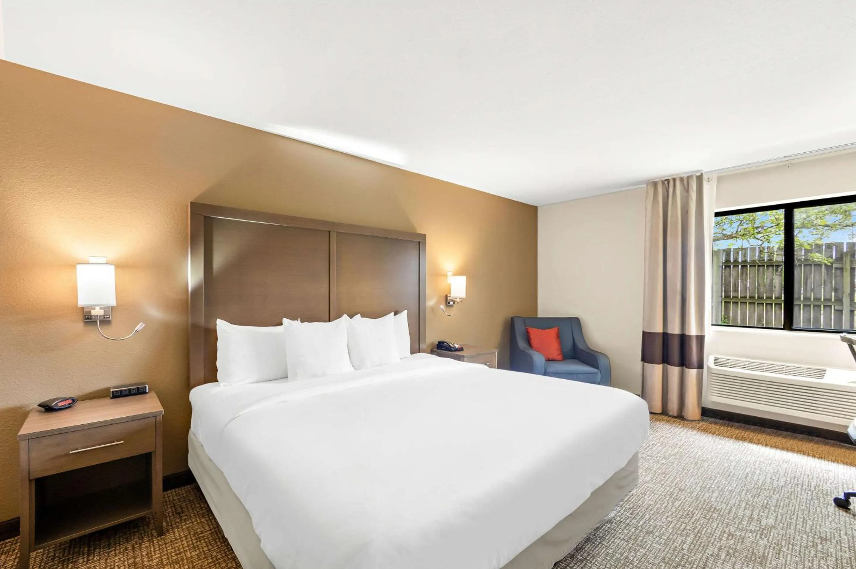 King Suite - Non-Smoking in Comfort Inn Van Wert